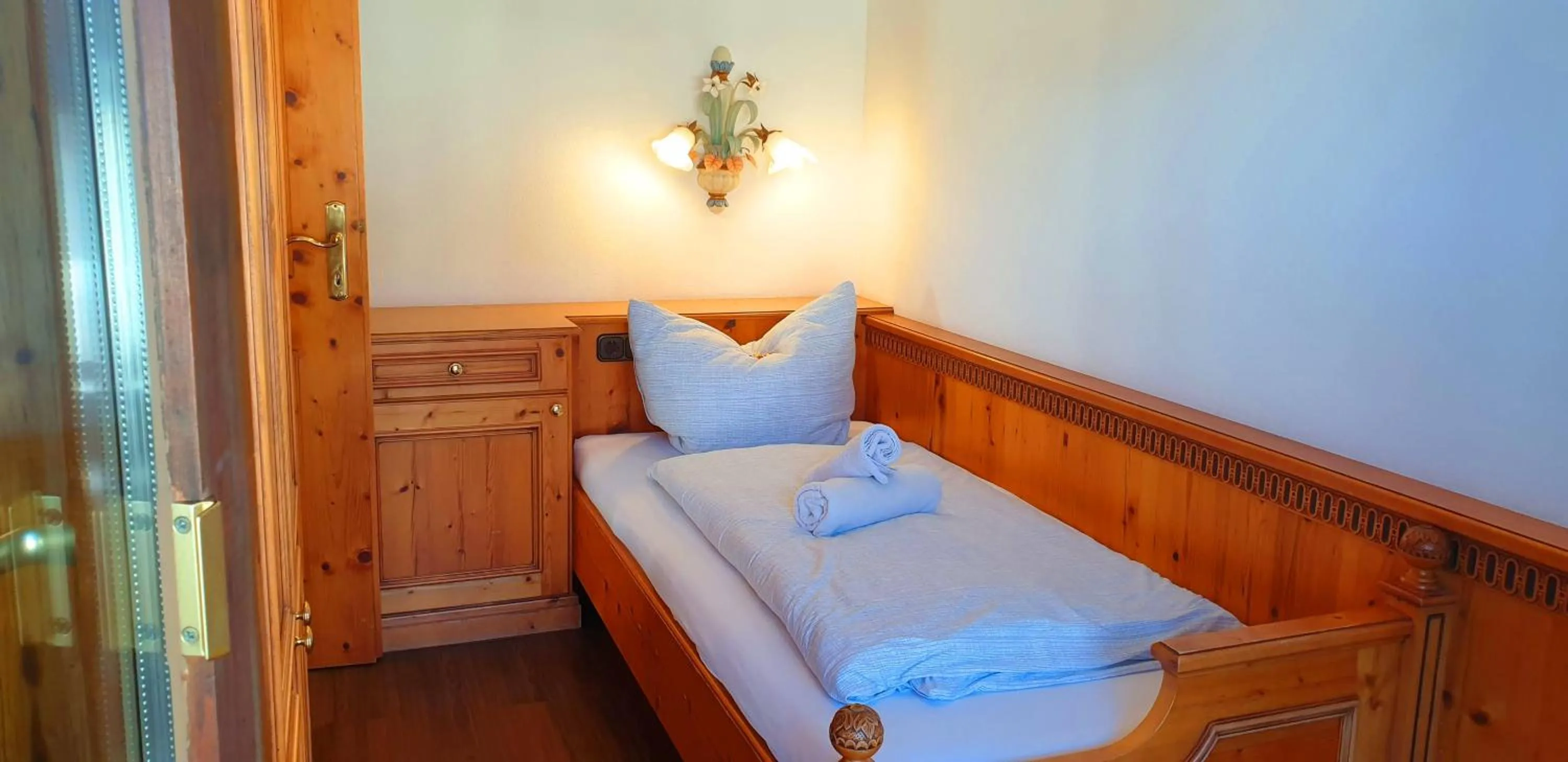 Bed in Alpenotel Rosenhof Ruhpolding, Wellness, Chiemgau Karte, Travelingo Bonus Programm