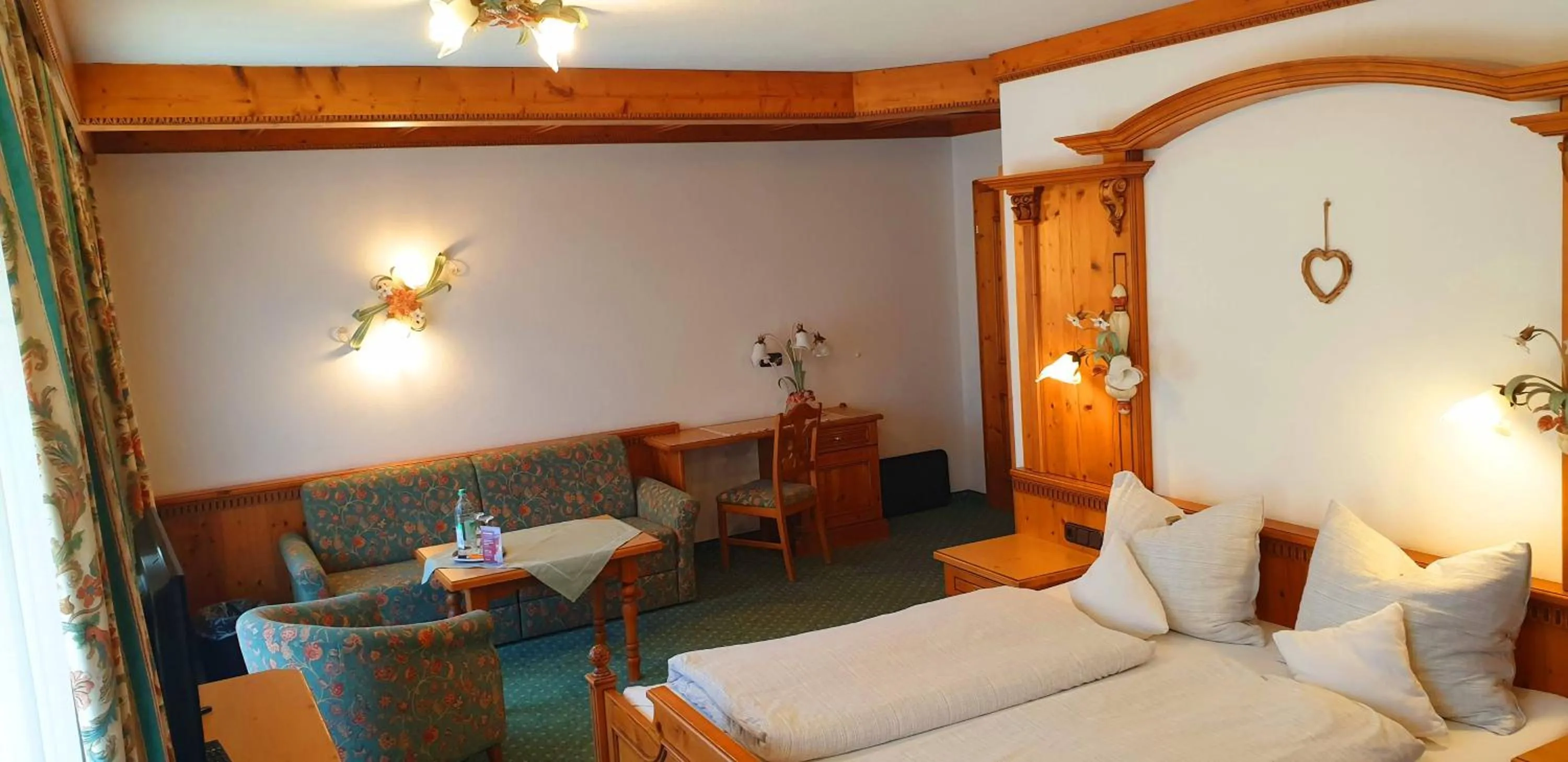 Bed in Alpenotel Rosenhof Ruhpolding, Wellness, Chiemgau Karte, Travelingo Bonus Programm