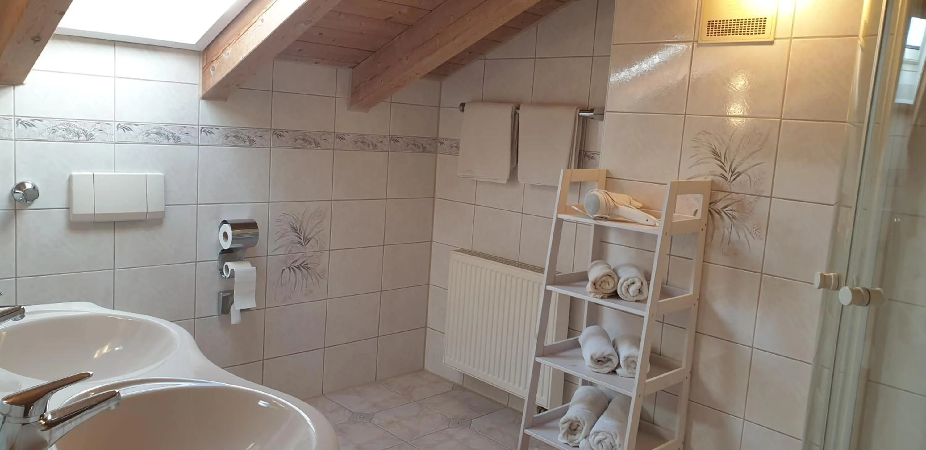 Shower in Alpenotel Rosenhof Ruhpolding, Wellness, Chiemgau Karte, Travelingo Bonus Programm