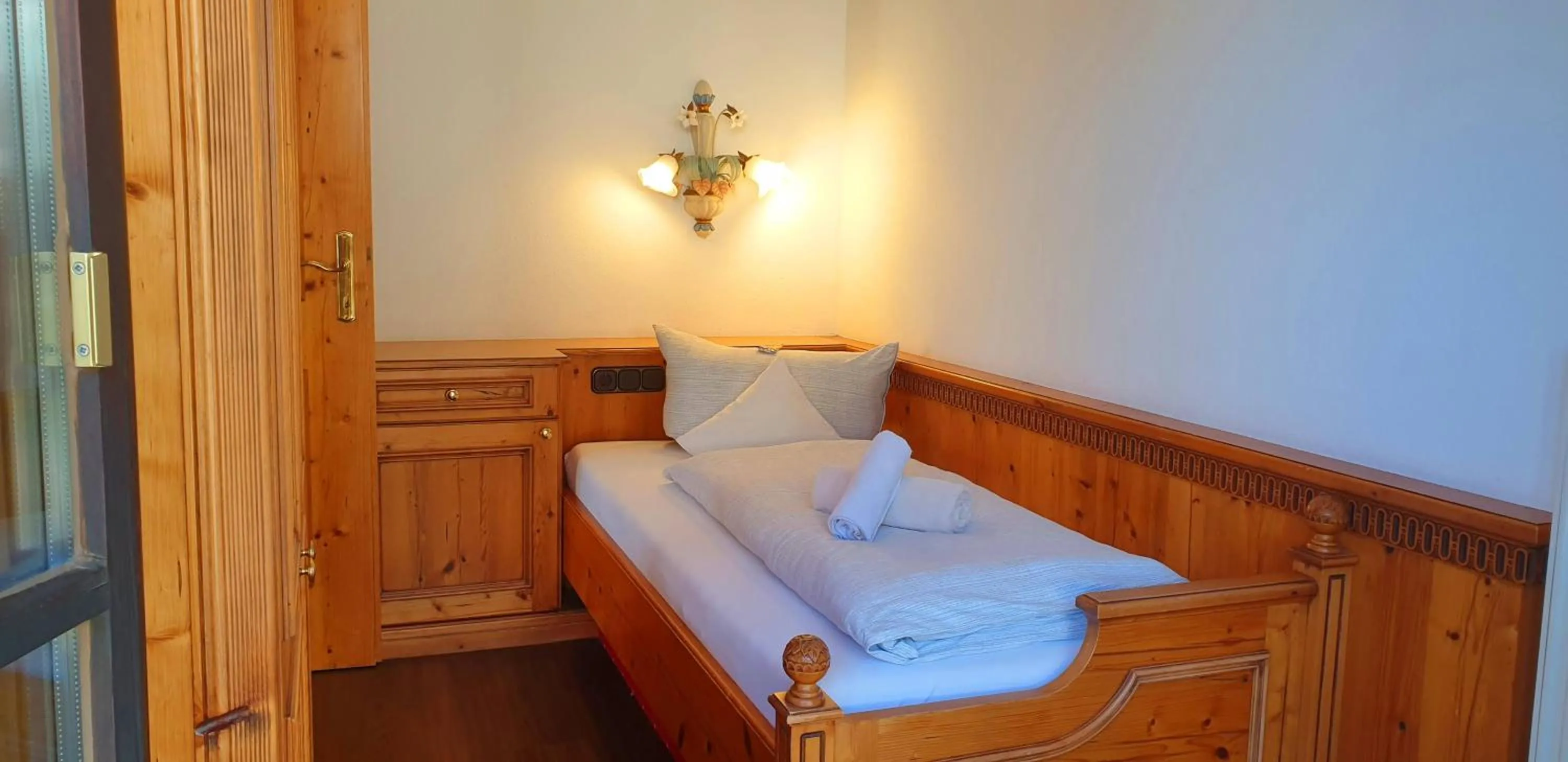 Bed in Alpenotel Rosenhof Ruhpolding, Wellness, Chiemgau Karte, Travelingo Bonus Programm