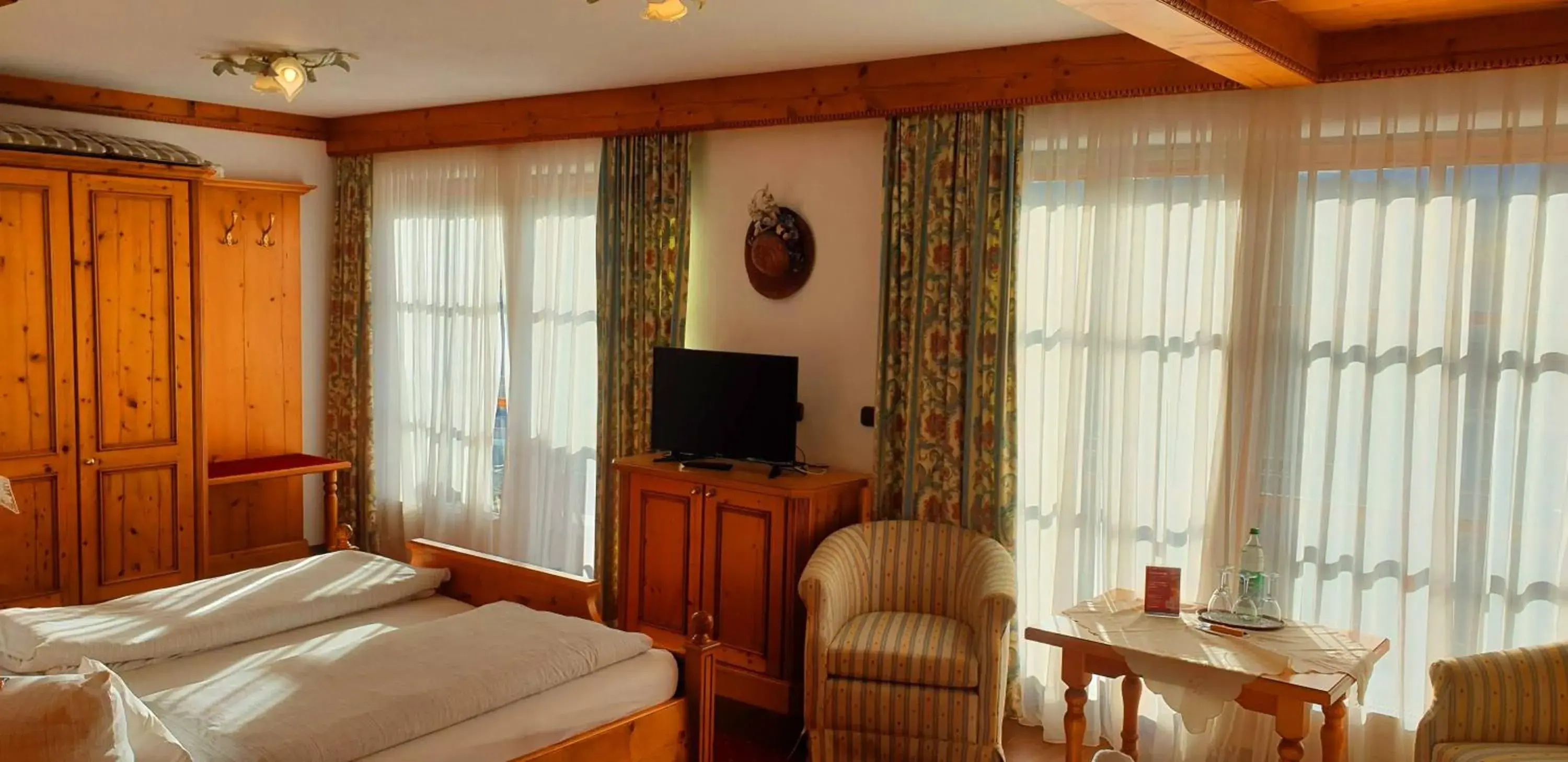 Deluxe Double Room with Balcony in Alpenotel Rosenhof Ruhpolding, Wellness, Chiemgau Karte, Travelingo Bonus Programm Deluxe Double Room with Balcony in Alpenotel Rosenhof Ruhpolding, Wellness, Chiemgau Karte, Travelingo Bonus Programm