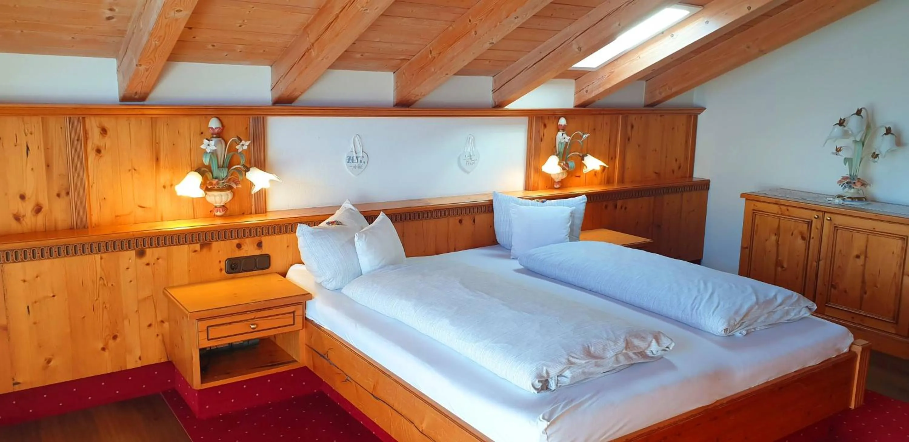 Bed in Alpenotel Rosenhof Ruhpolding, Wellness, Chiemgau Karte, Travelingo Bonus Programm