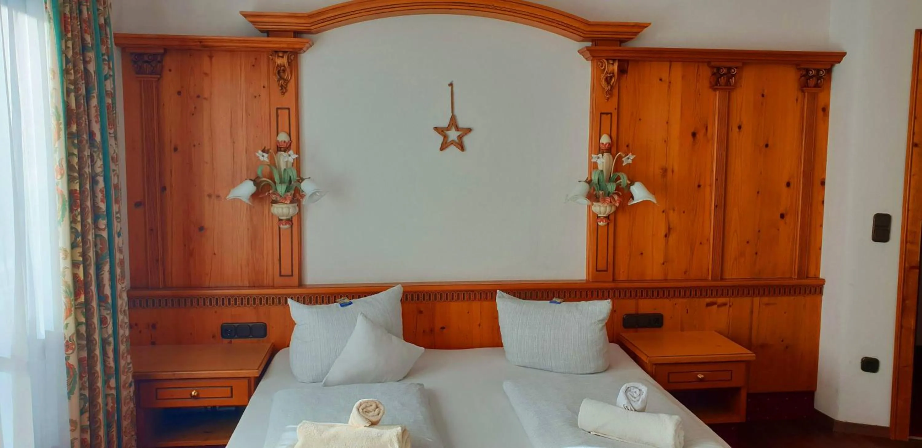 Bed in Alpenotel Rosenhof Ruhpolding, Wellness, Chiemgau Karte, Travelingo Bonus Programm