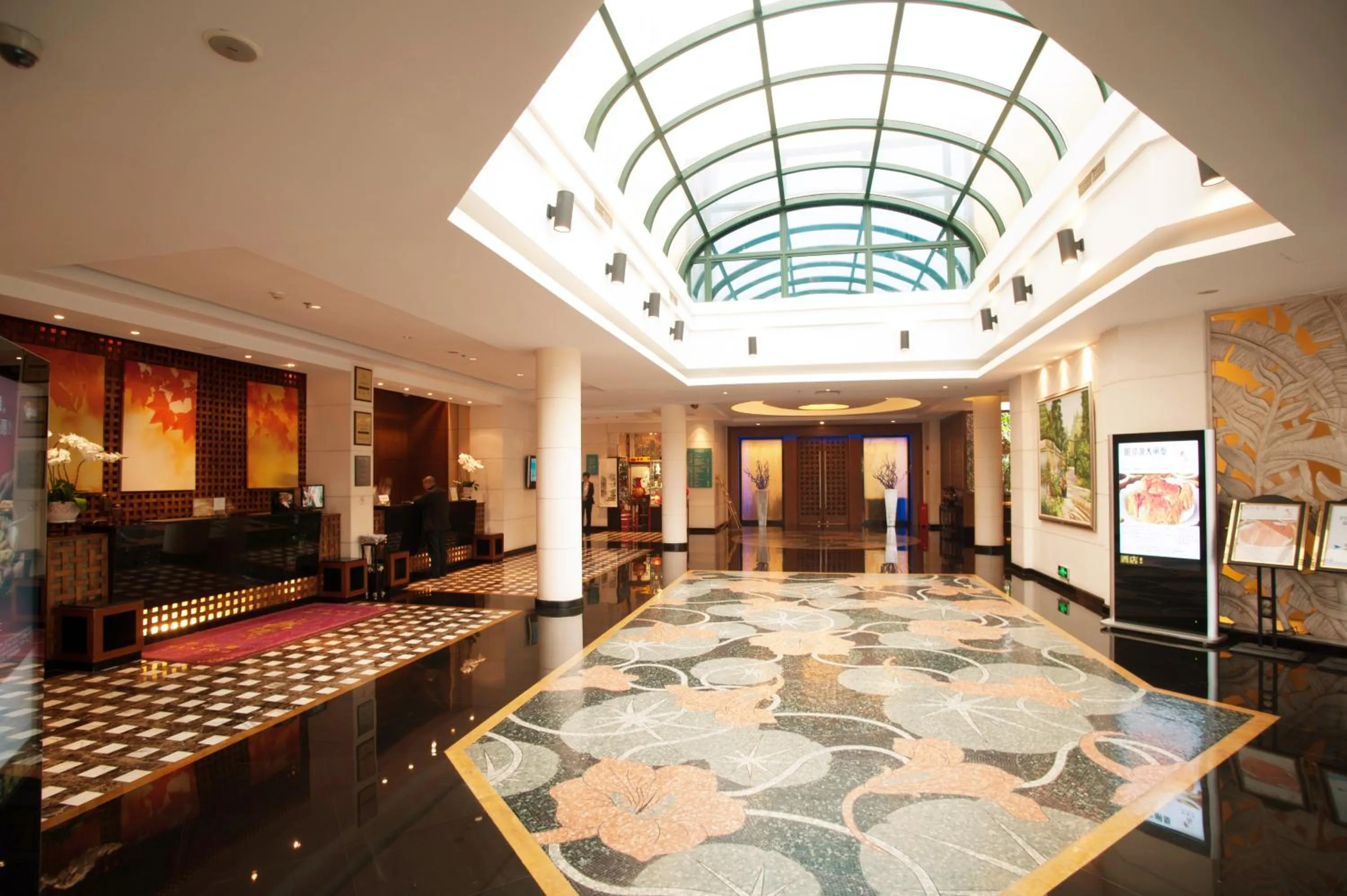 Lobby or reception in Grand Skylight Gardens Hotel Shanghai Bai Se Road