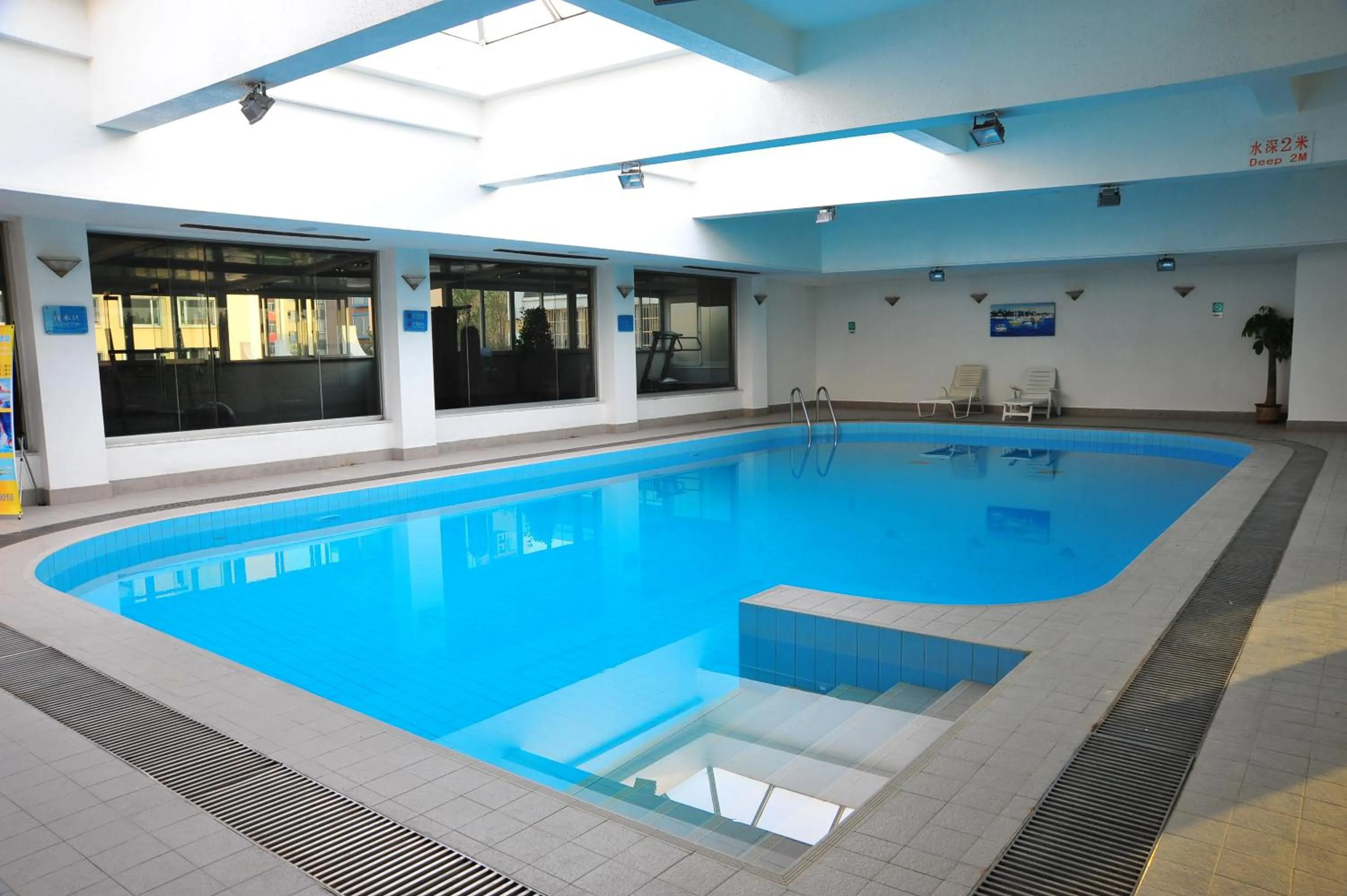 Swimming pool in Grand Skylight Gardens Hotel Shanghai Bai Se Road