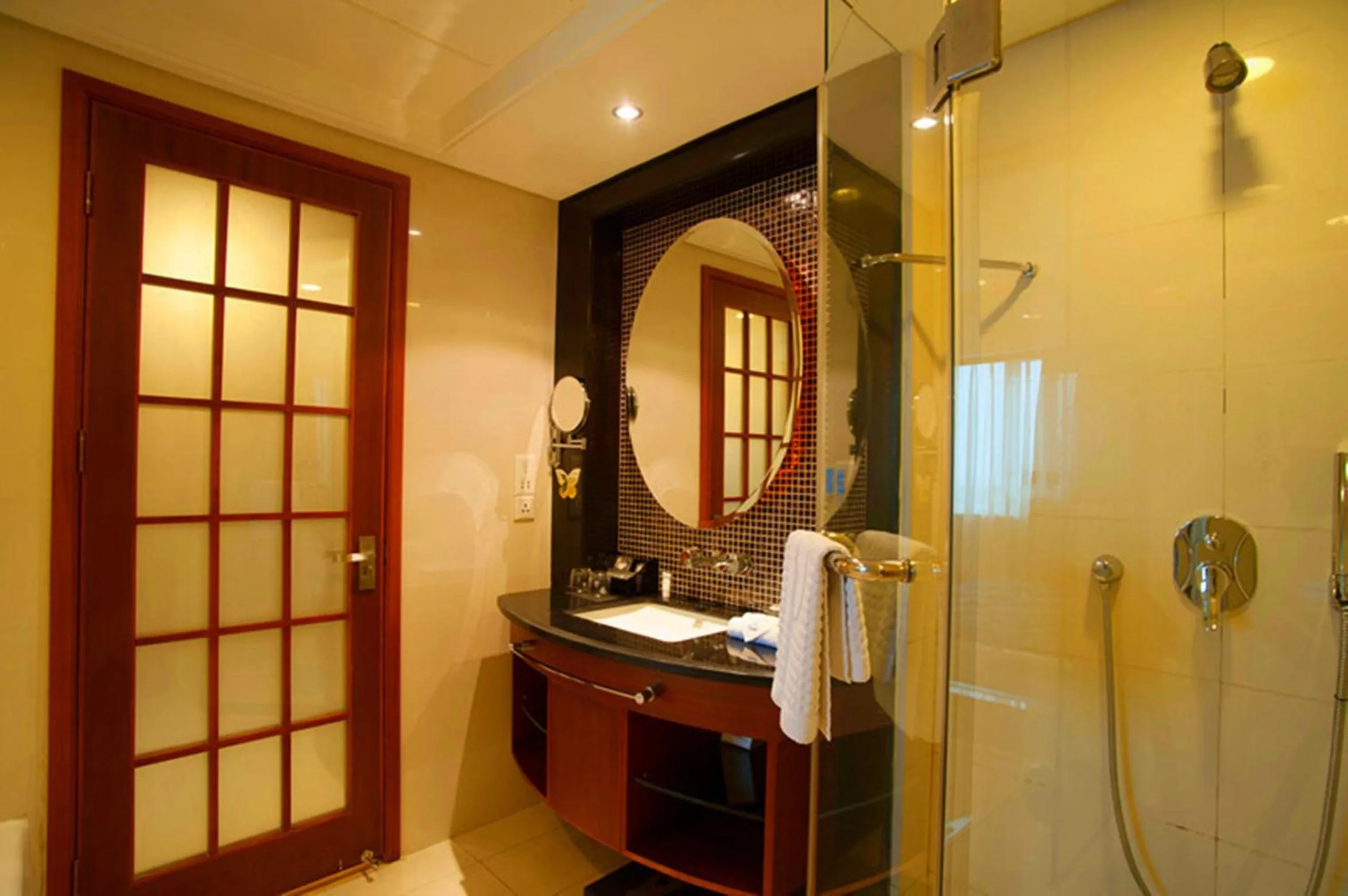 Bathroom in Grand Skylight Gardens Hotel Shanghai Bai Se Road