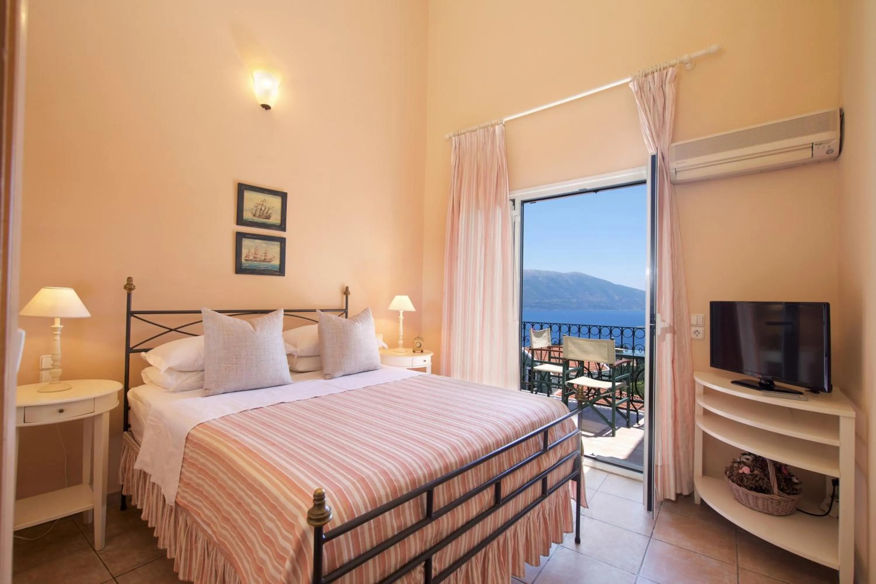 Bed in Agnantia Bed & Breakfast