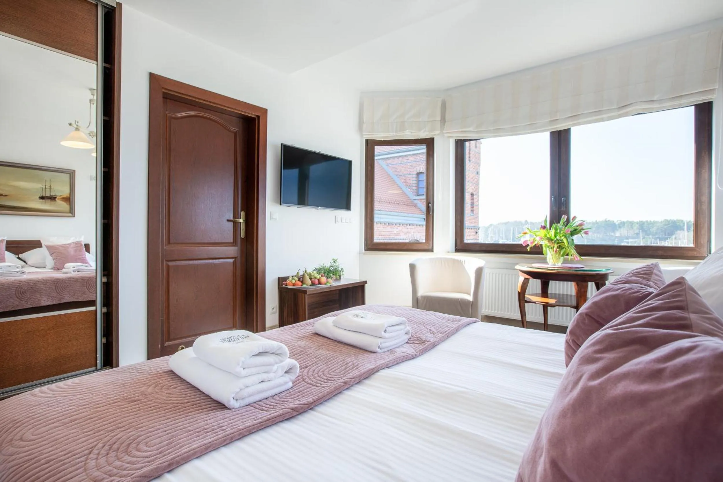 TV and multimedia, Bed in COLUMBUS Apartamenty Ustka - Limanowskiego 1