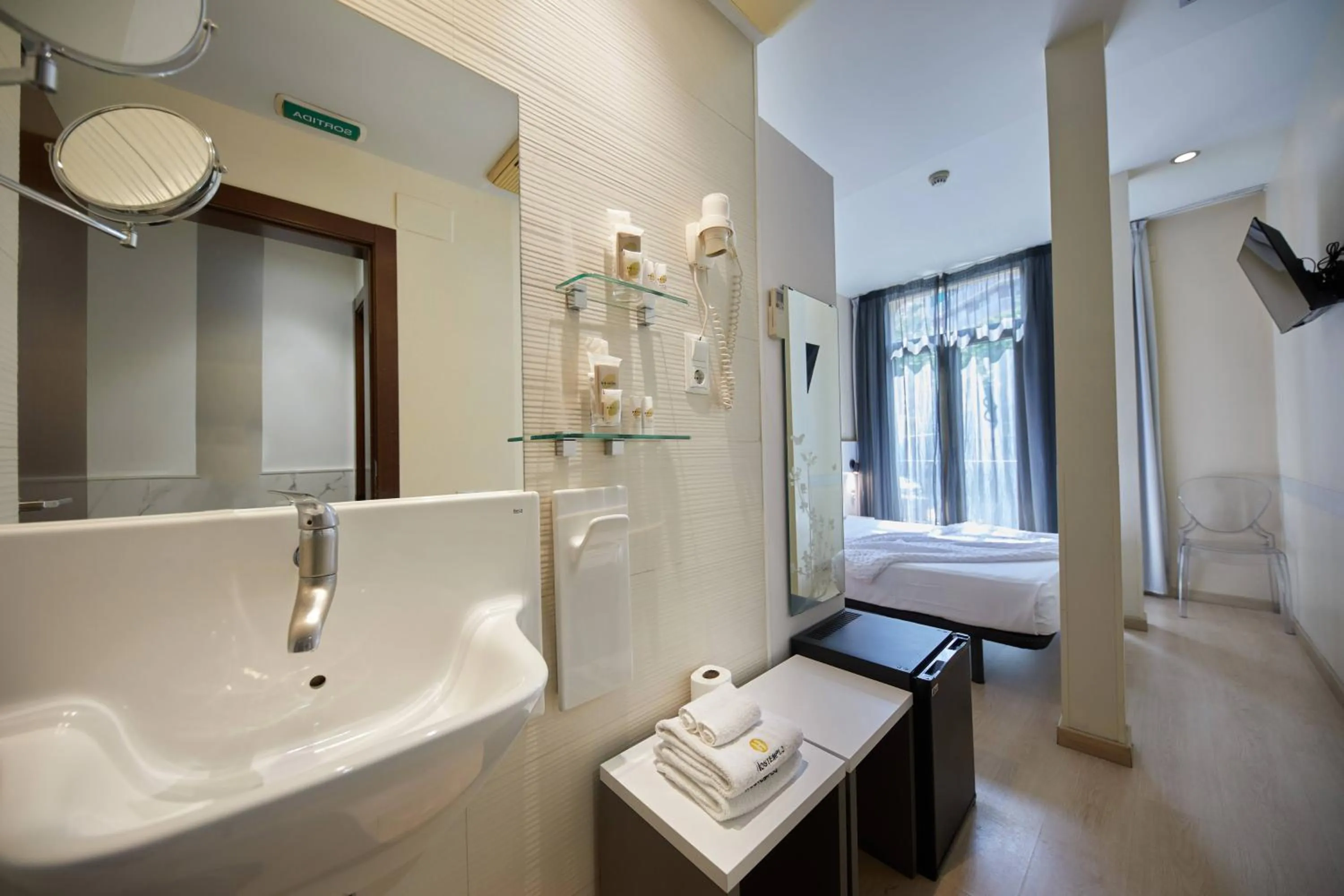 Bathroom, Bed in Hostemplo Sagrada Familia