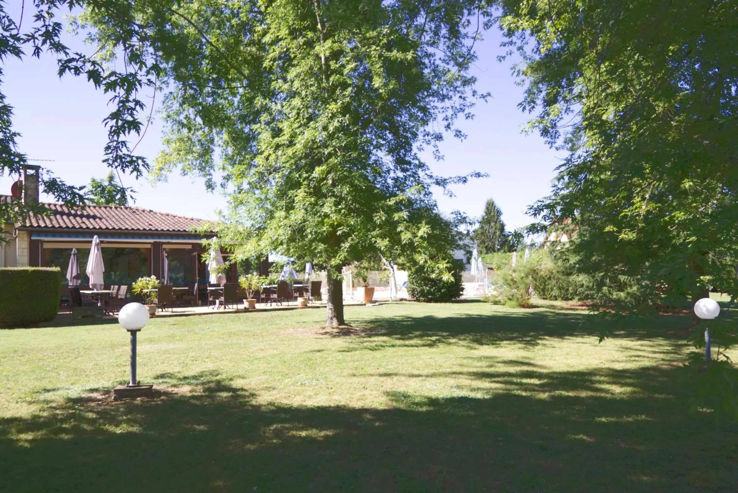 Garden in Hôtel Le Mas del Pechs - Chambres avec terrasse