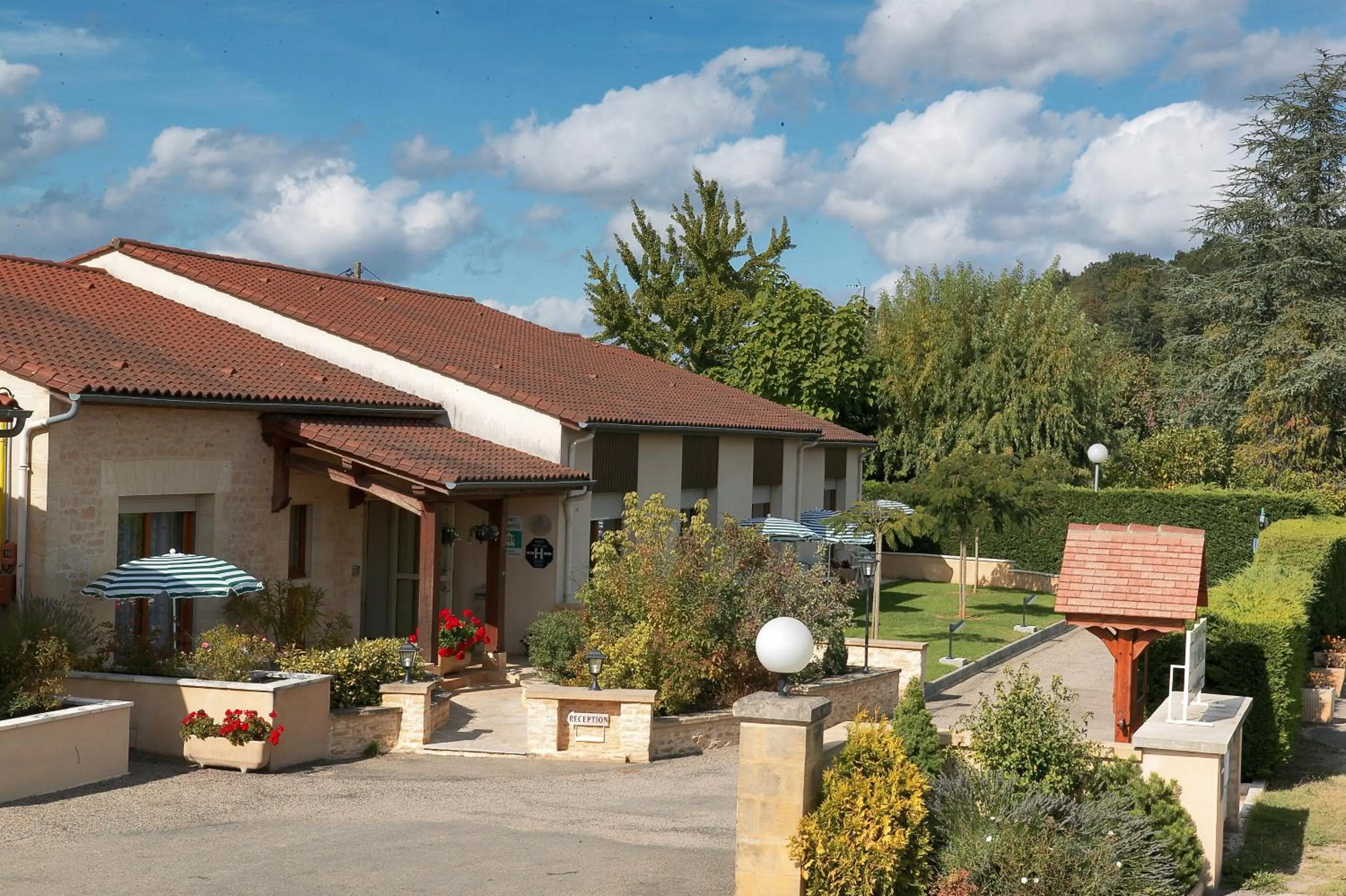 Property building in Hôtel Le Mas del Pechs - Chambres avec terrasse