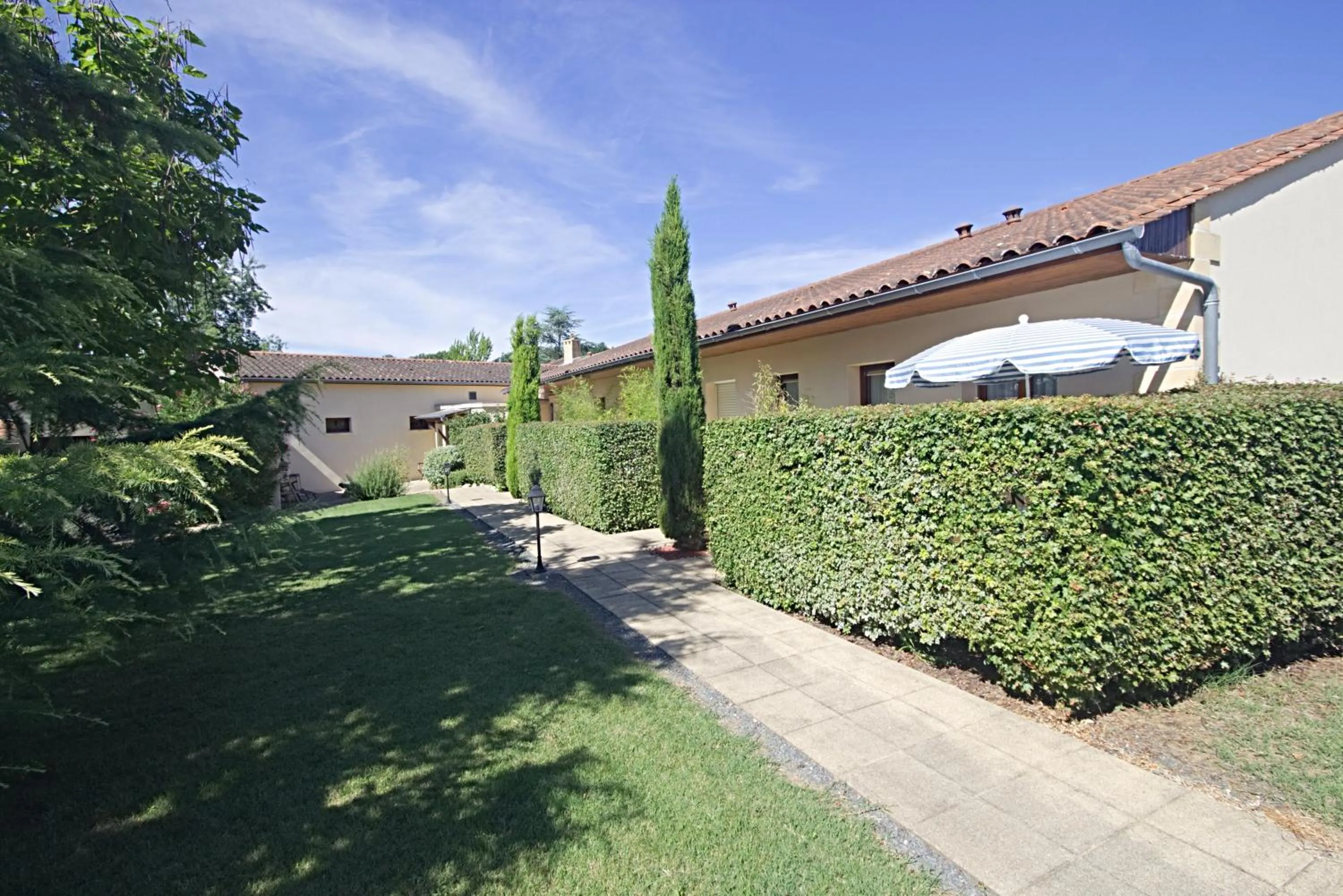 Garden in Hôtel Le Mas del Pechs - Chambres avec terrasse