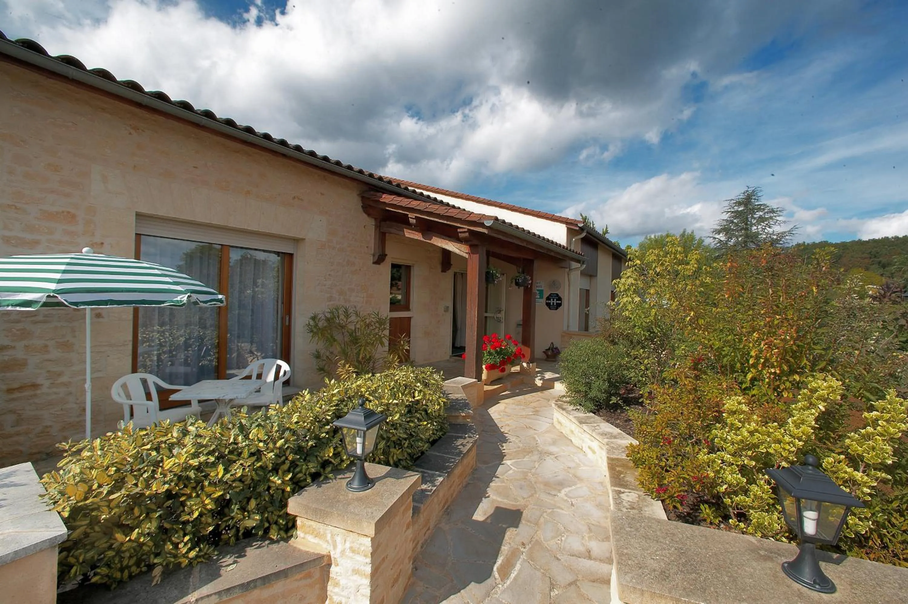Patio in Hôtel Le Mas del Pechs - Chambres avec terrasse