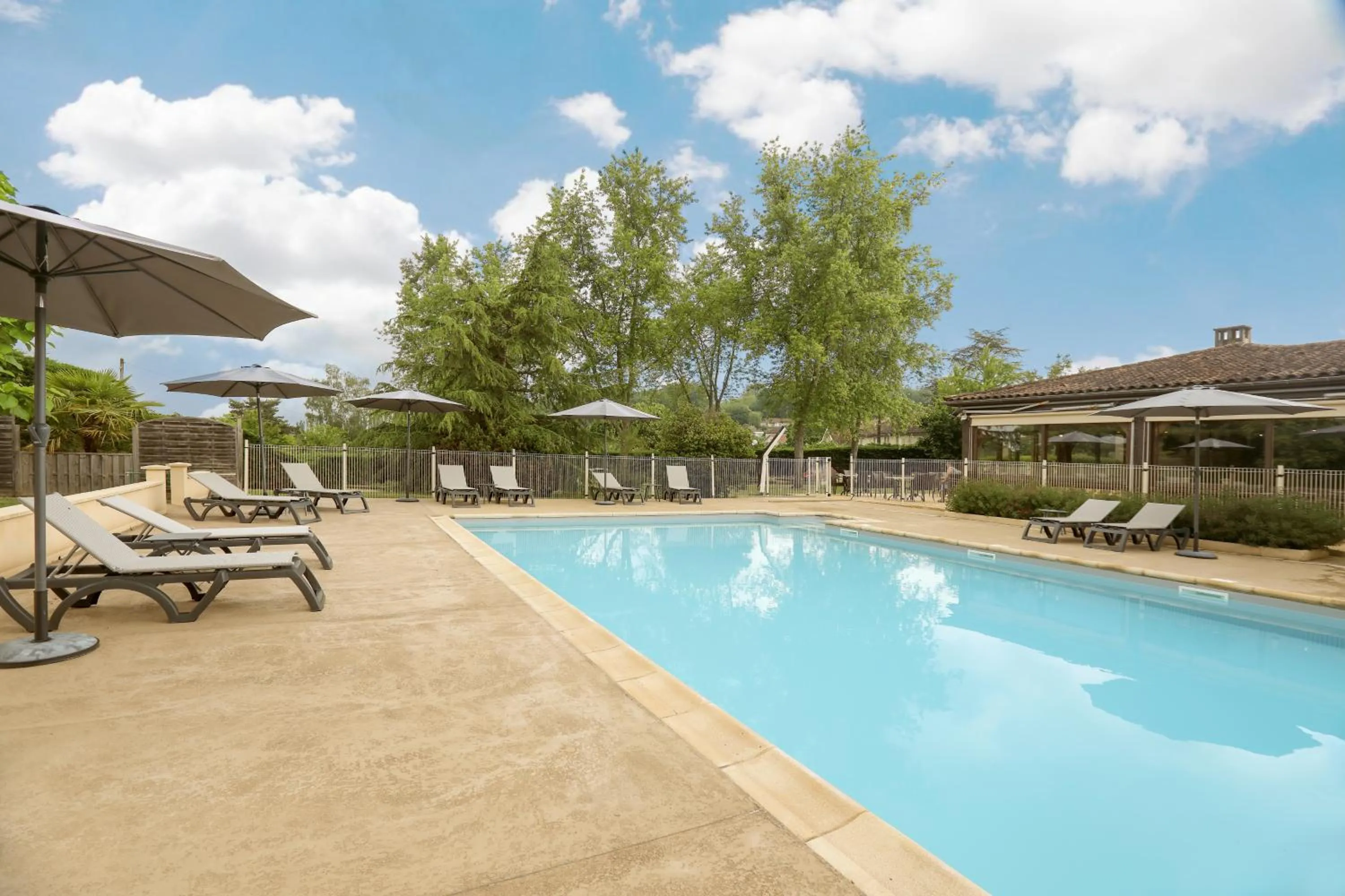 Swimming pool in Hôtel Le Mas del Pechs - Chambres avec terrasse
