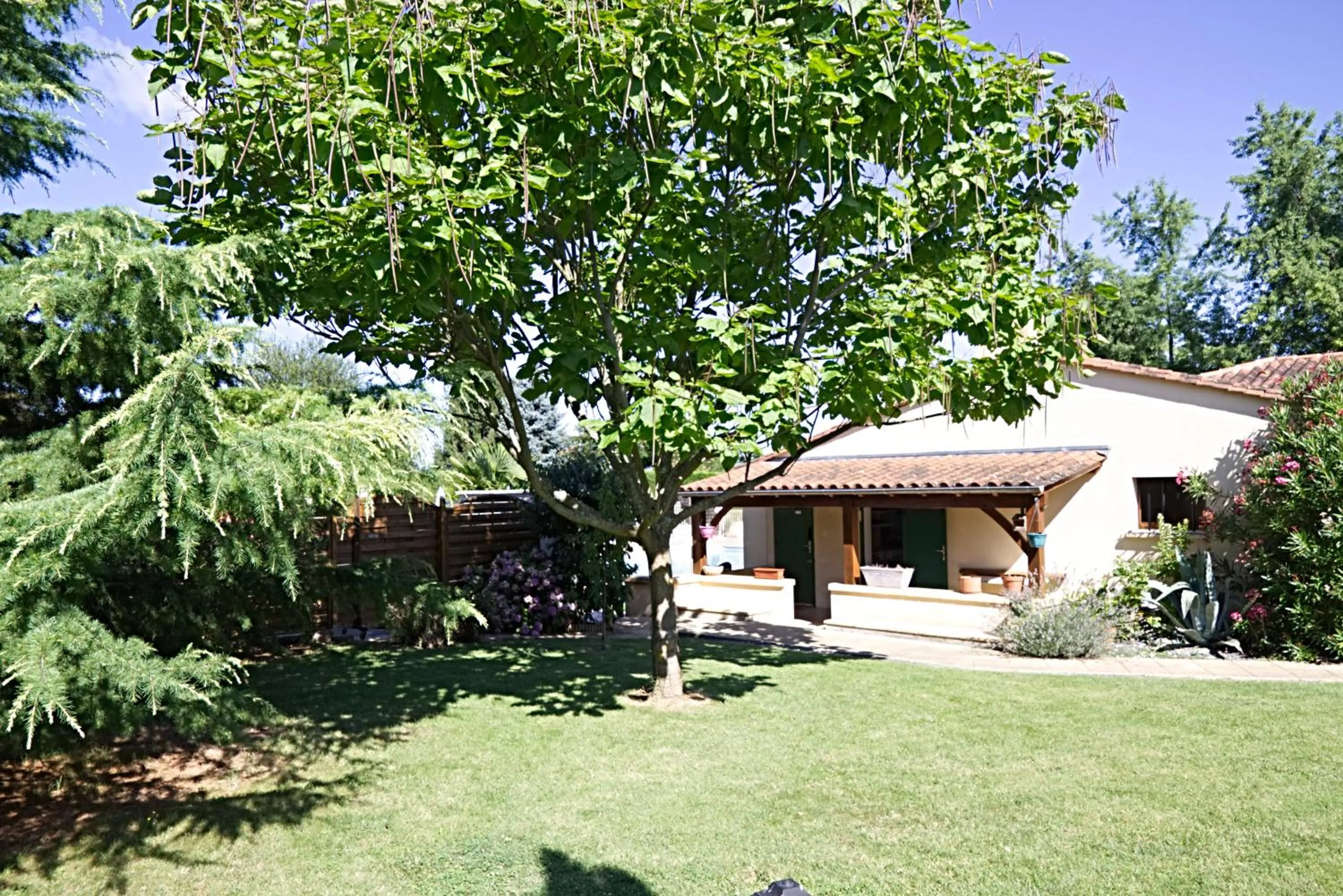 Garden in Hôtel Le Mas del Pechs - Chambres avec terrasse
