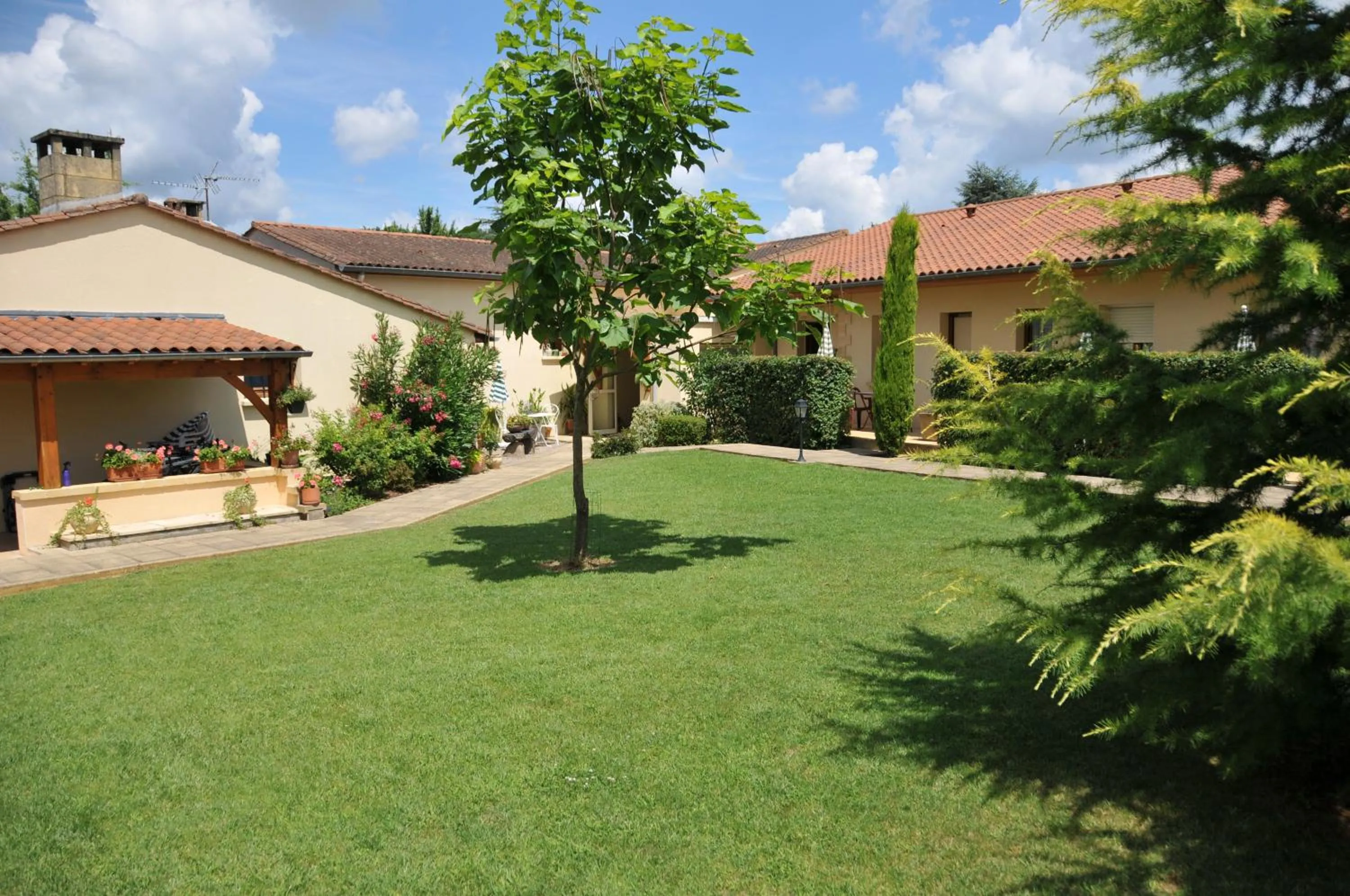 Garden in Hôtel Le Mas del Pechs - Chambres avec terrasse