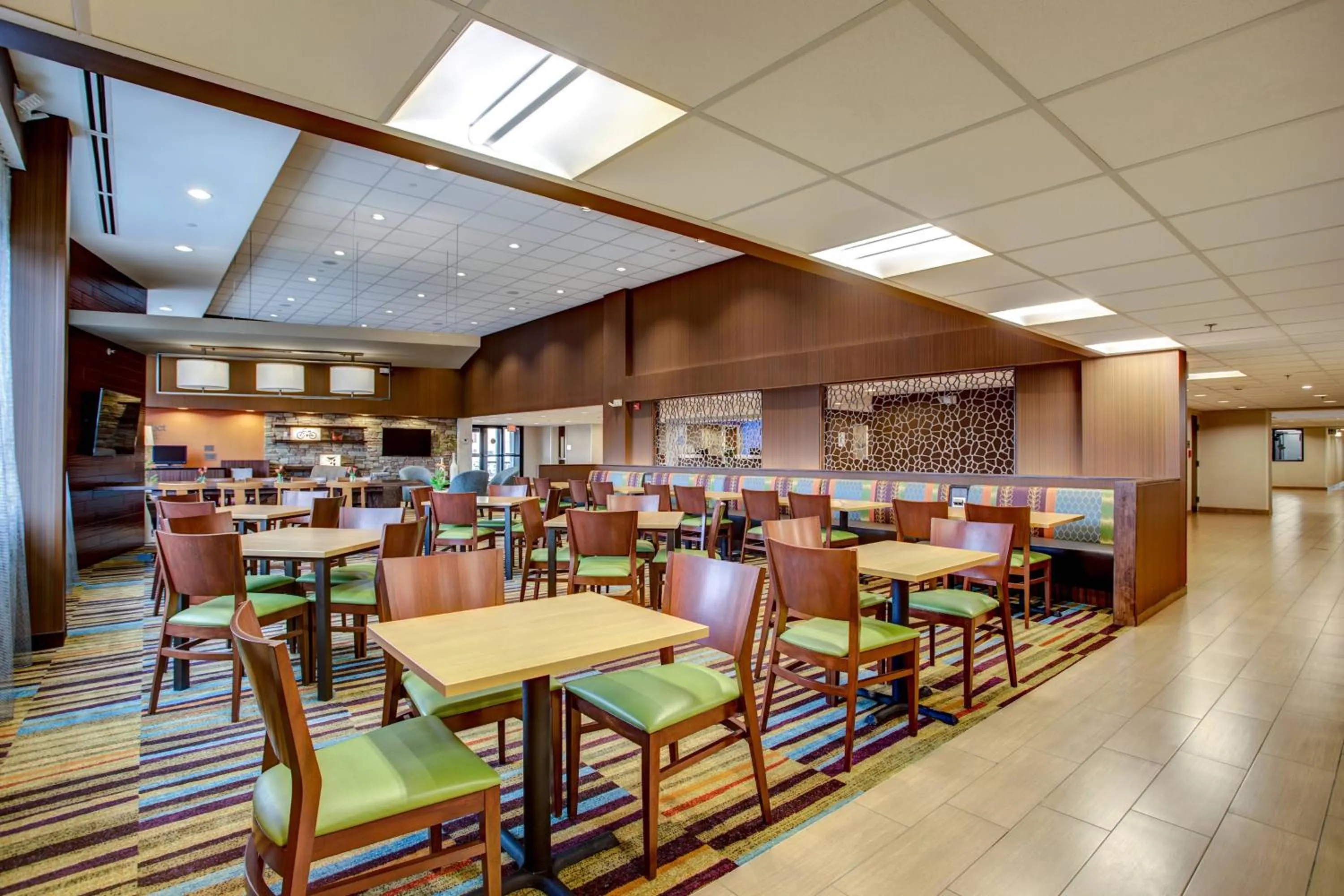 Breakfast in Fairfield Inn & Suites by Marriott Springfield Holyoke