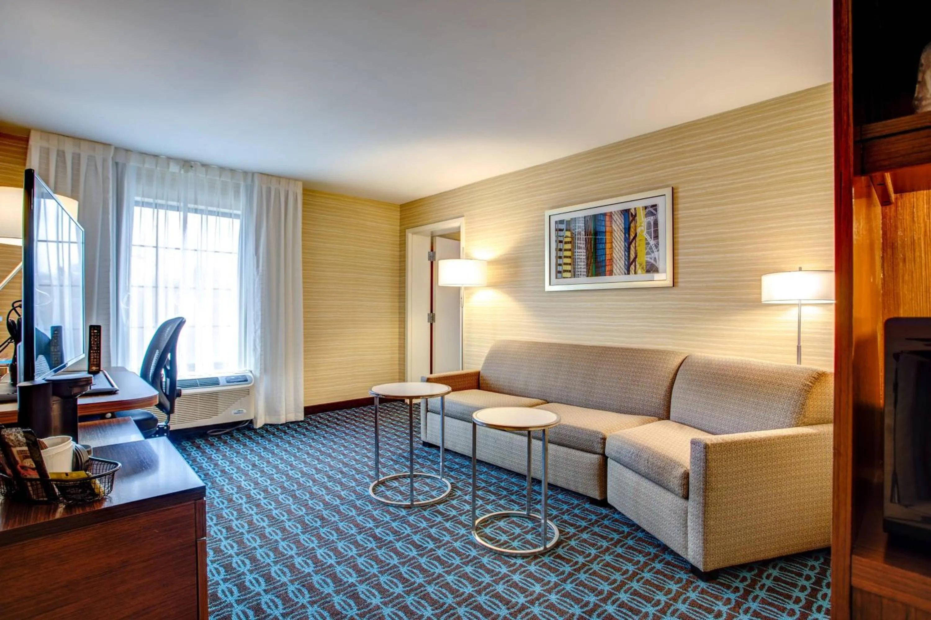 Living room in Fairfield Inn & Suites by Marriott Springfield Holyoke
