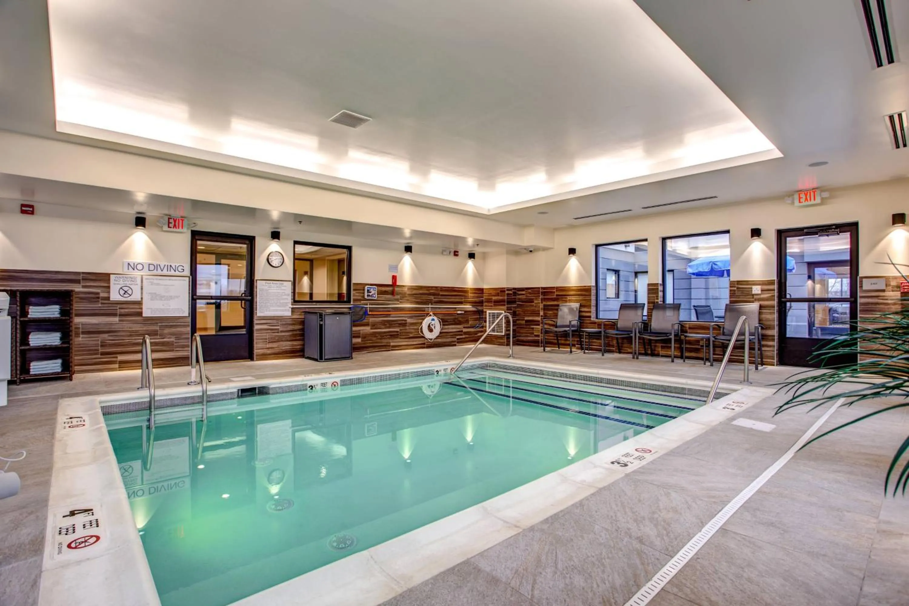 Swimming pool in Fairfield Inn & Suites by Marriott Springfield Holyoke