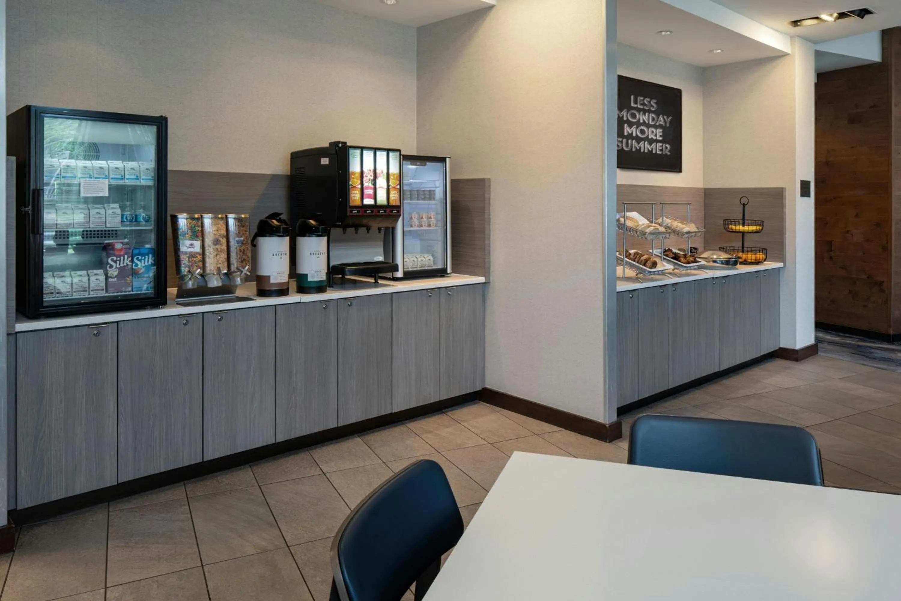 Breakfast in Fairfield Inn & Suites by Marriott Savannah Midtown