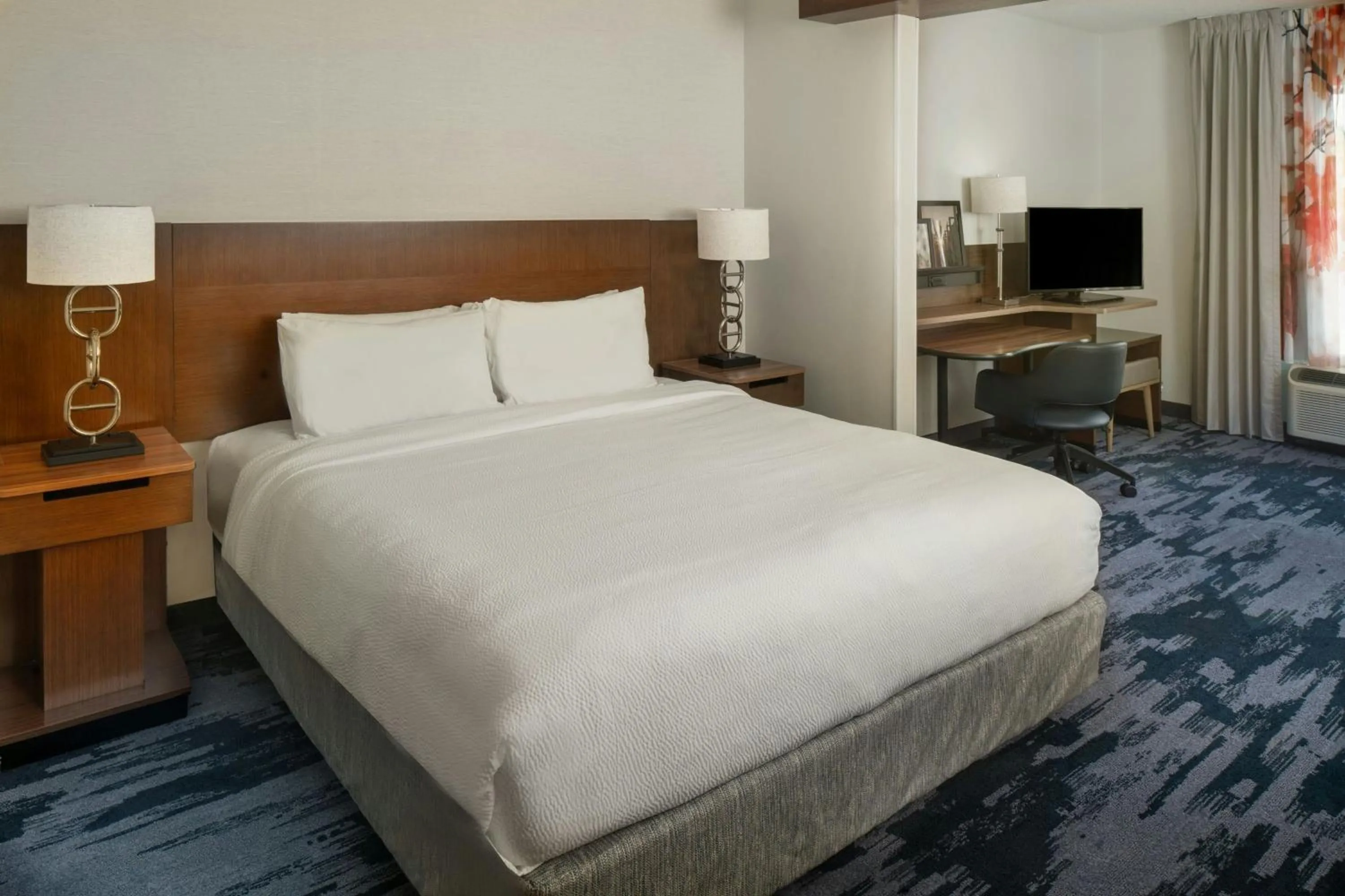 Photo of the whole room, Bed in Fairfield Inn & Suites by Marriott Savannah Midtown