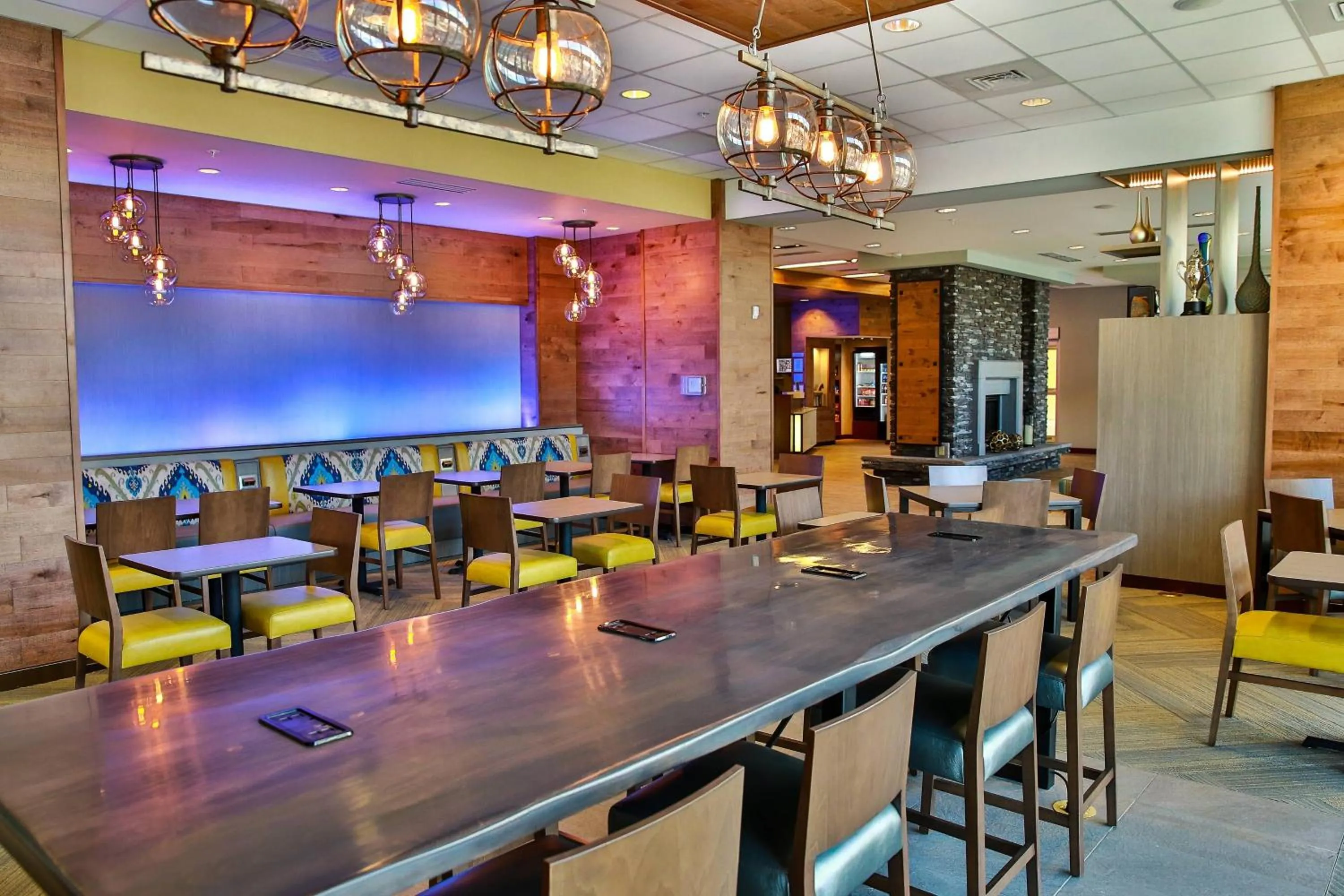 Restaurant/places to eat in Fairfield Inn & Suites by Marriott Savannah Midtown