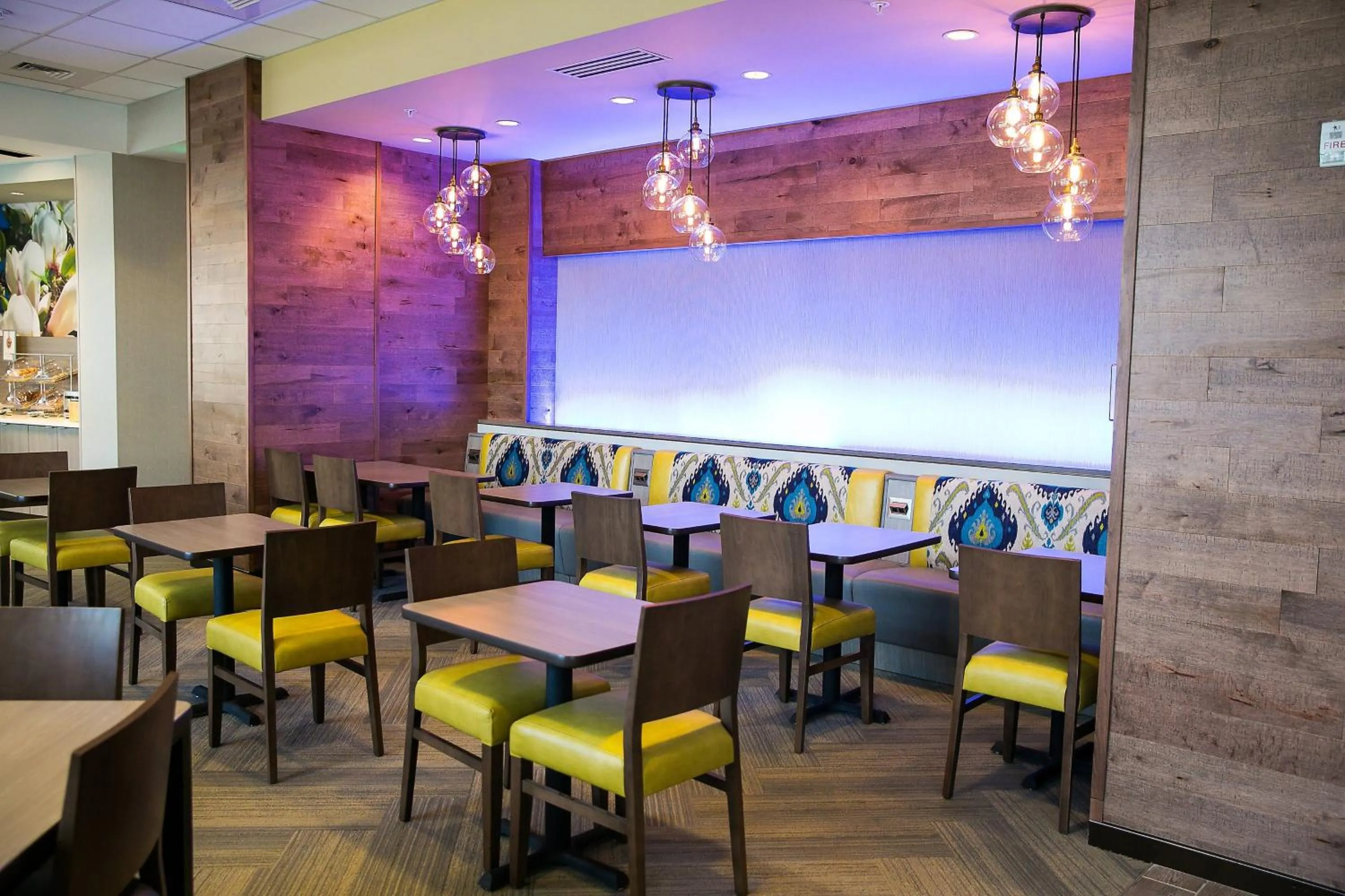 Restaurant/places to eat in Fairfield Inn & Suites by Marriott Savannah Midtown