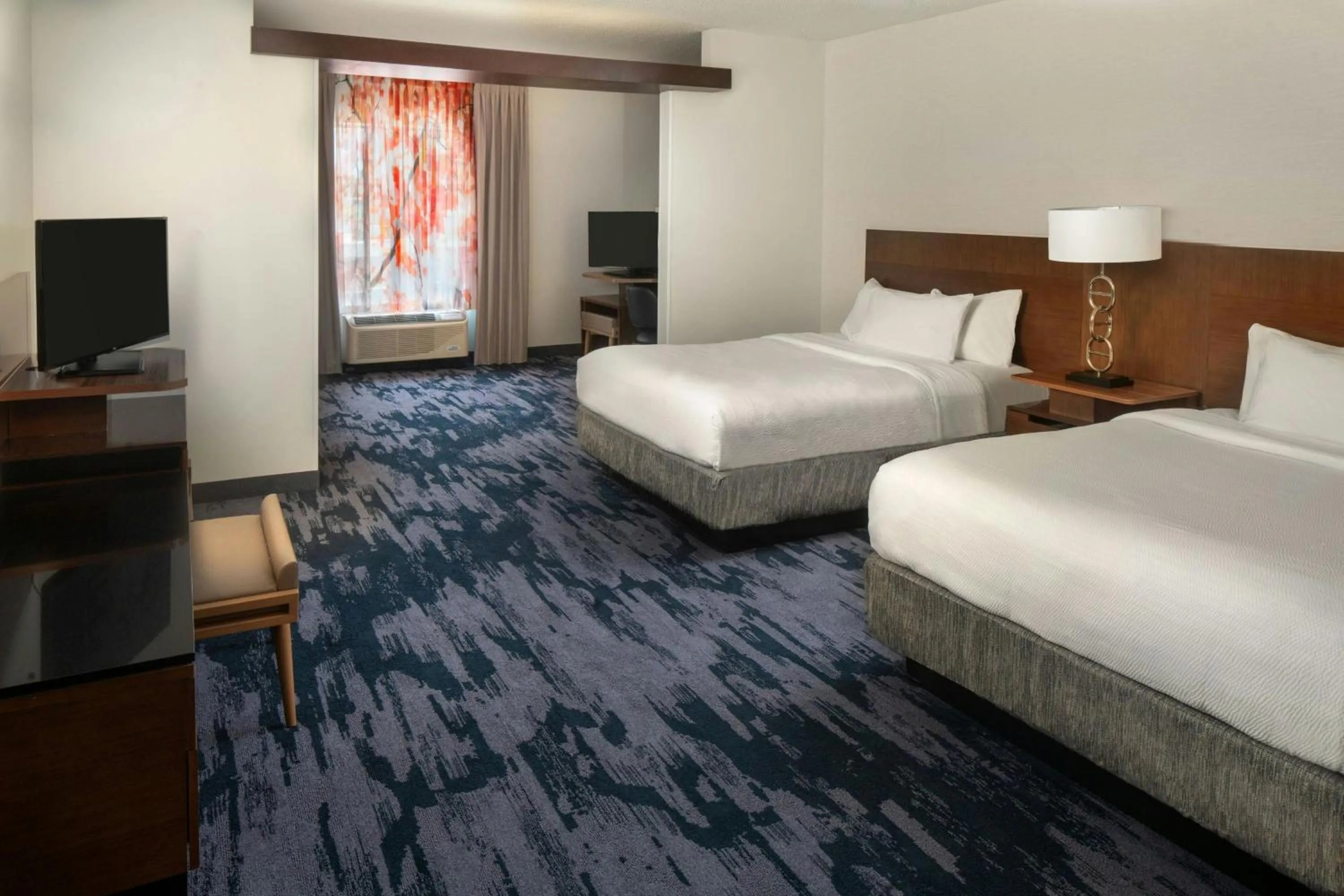 Photo of the whole room, Bed in Fairfield Inn & Suites by Marriott Savannah Midtown