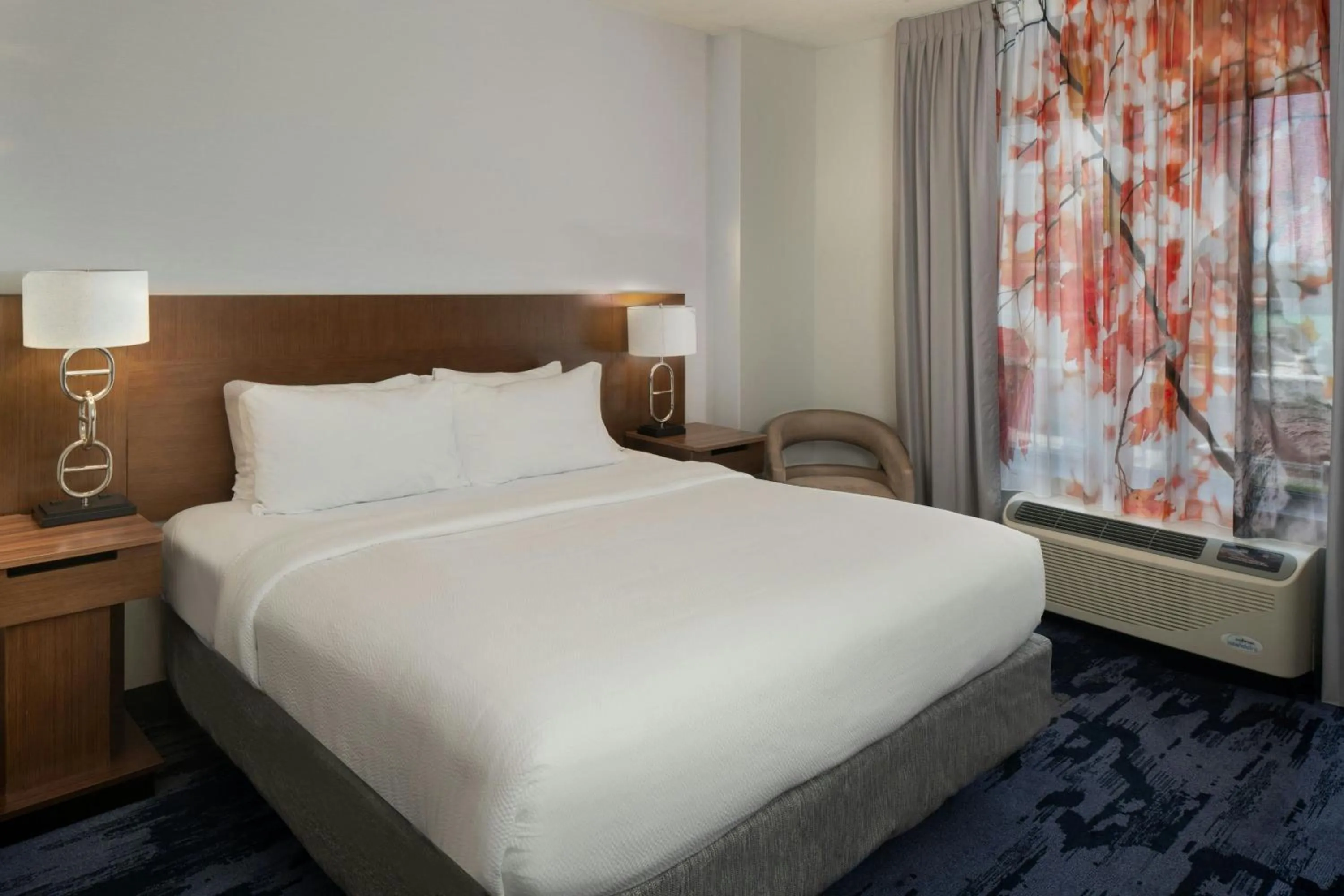 Photo of the whole room, Bed in Fairfield Inn & Suites by Marriott Savannah Midtown