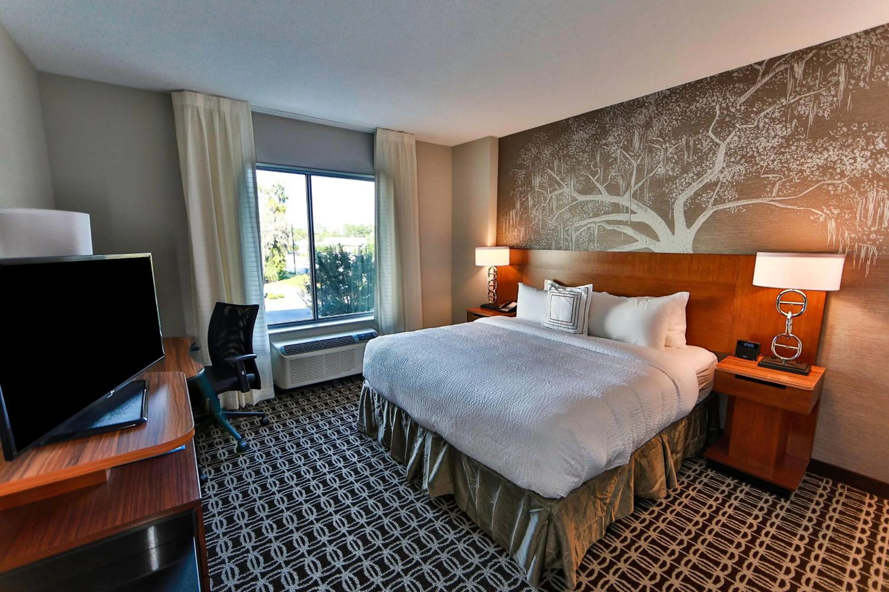 Photo of the whole room, Bed in Fairfield Inn & Suites by Marriott Savannah Midtown