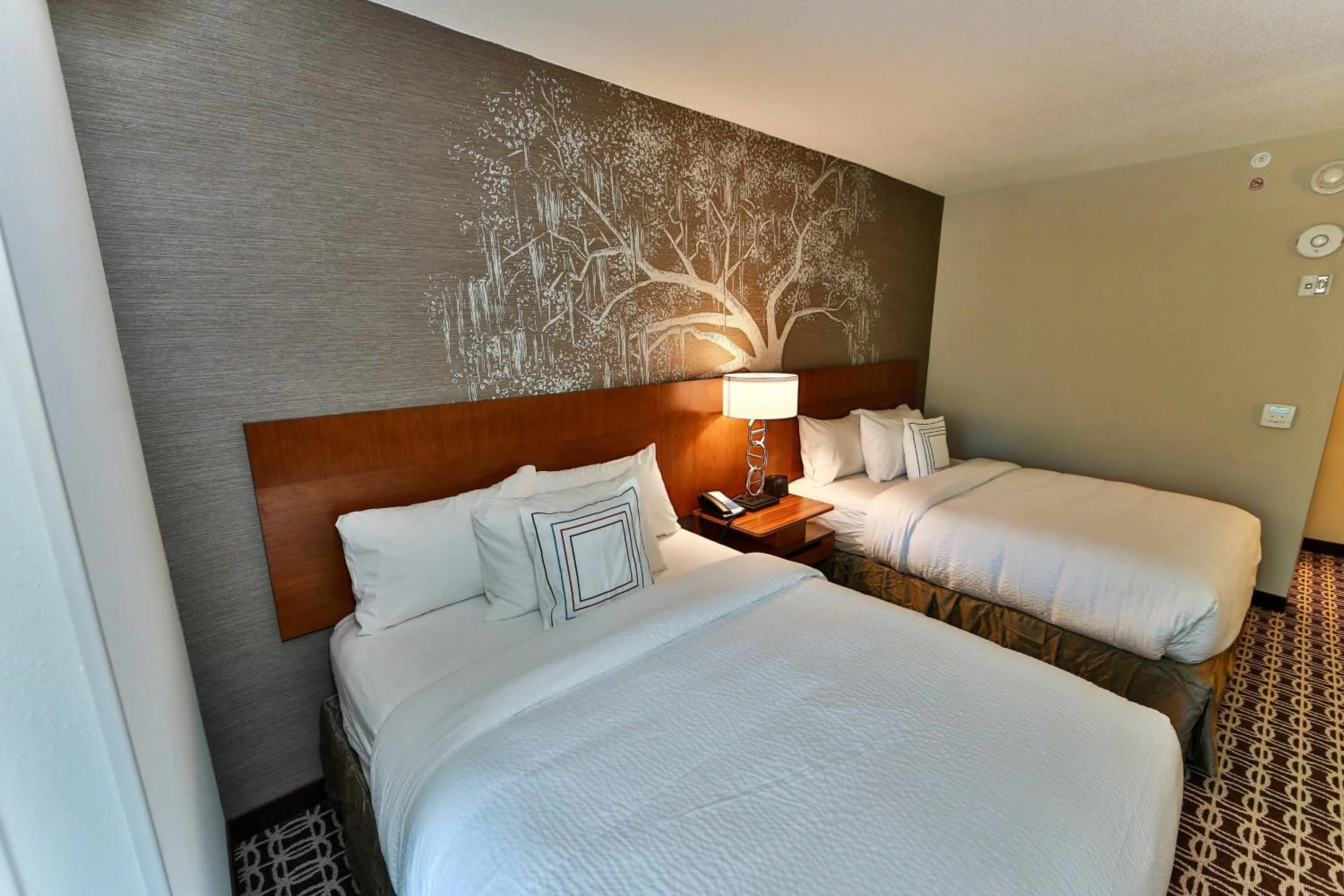 Photo of the whole room, Bed in Fairfield Inn & Suites by Marriott Savannah Midtown