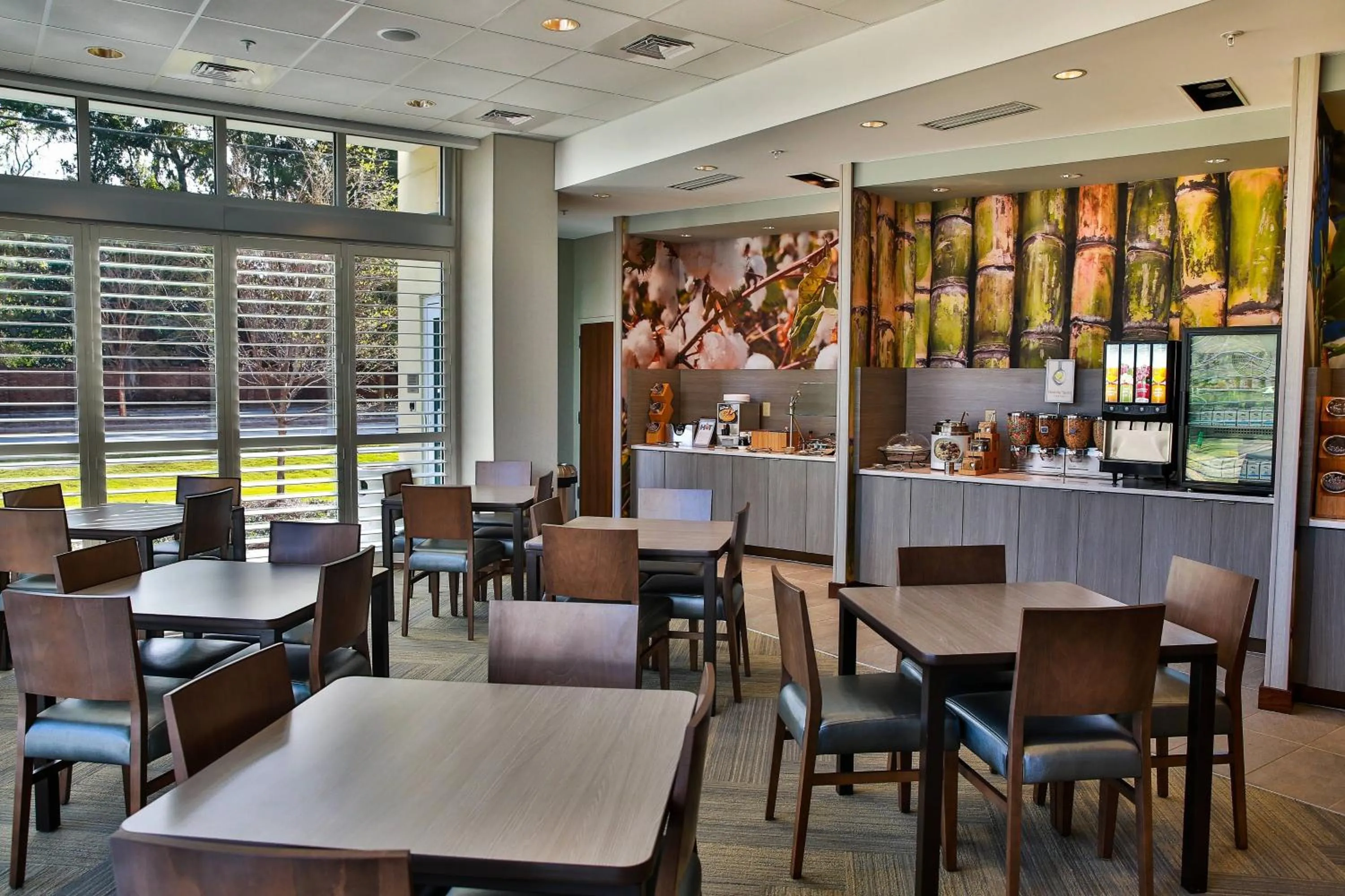 Restaurant/places to eat in Fairfield Inn & Suites by Marriott Savannah Midtown
