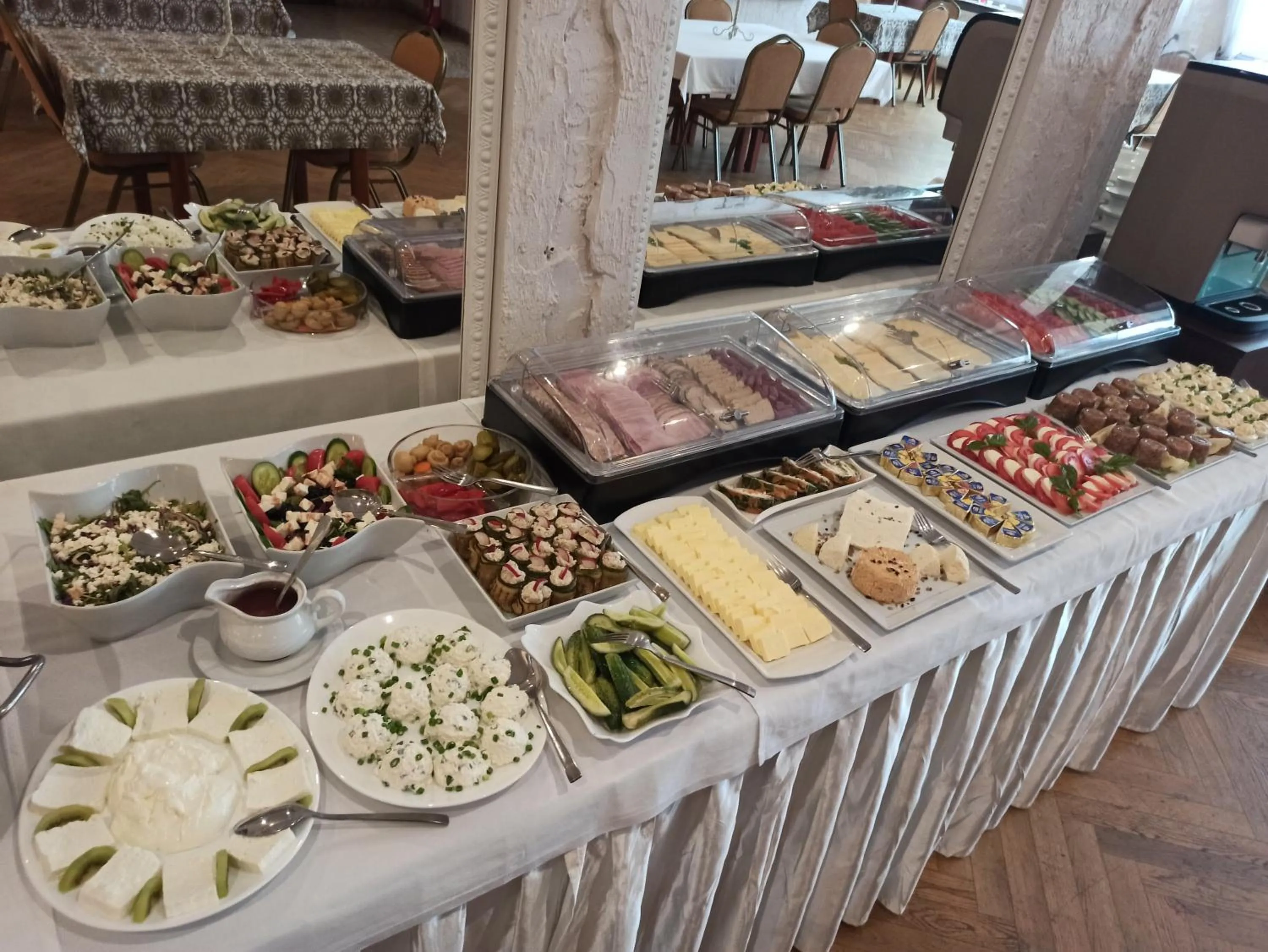 Buffet breakfast in Hotel Bartis