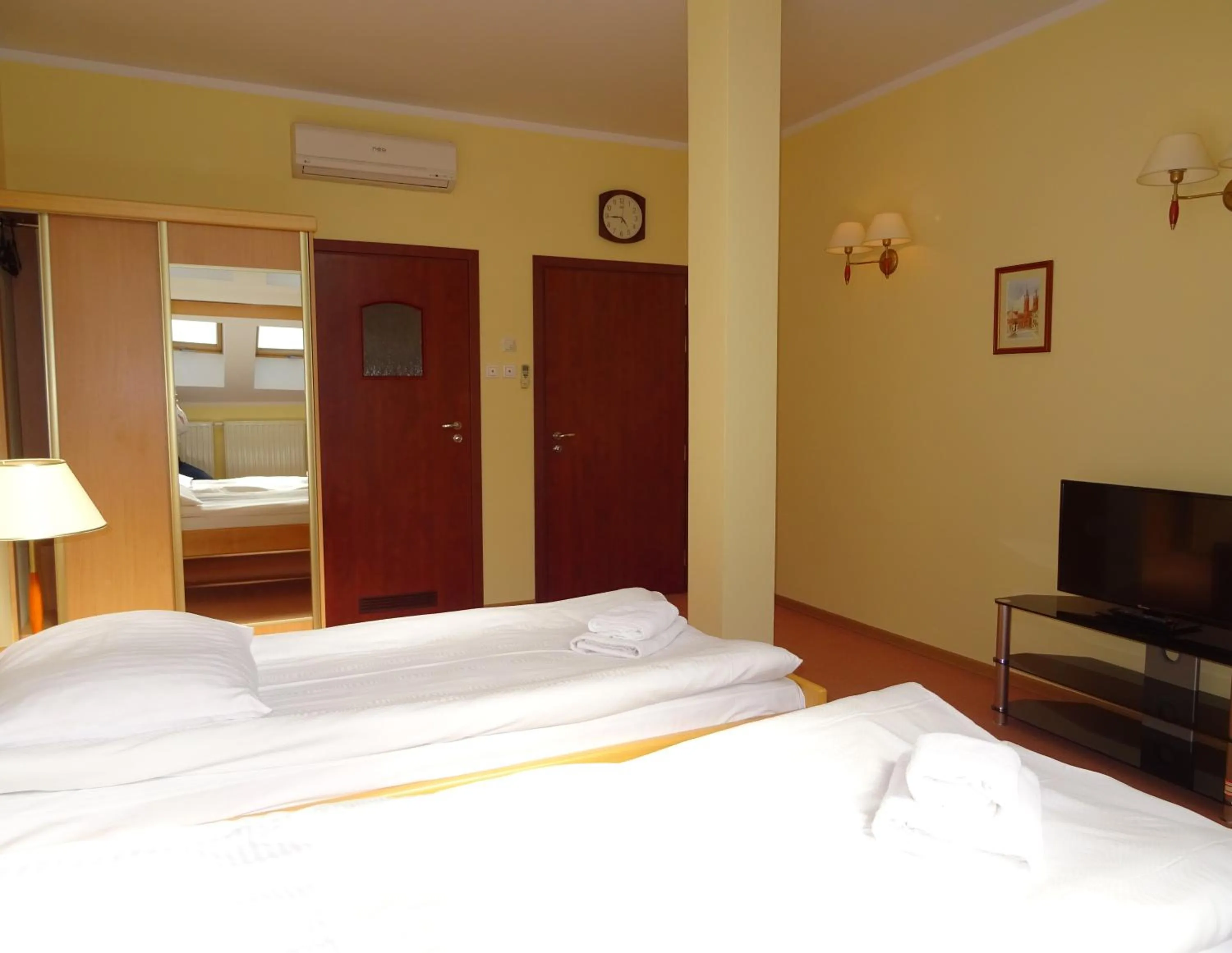 Photo of the whole room, Bed in Hotel Bartis