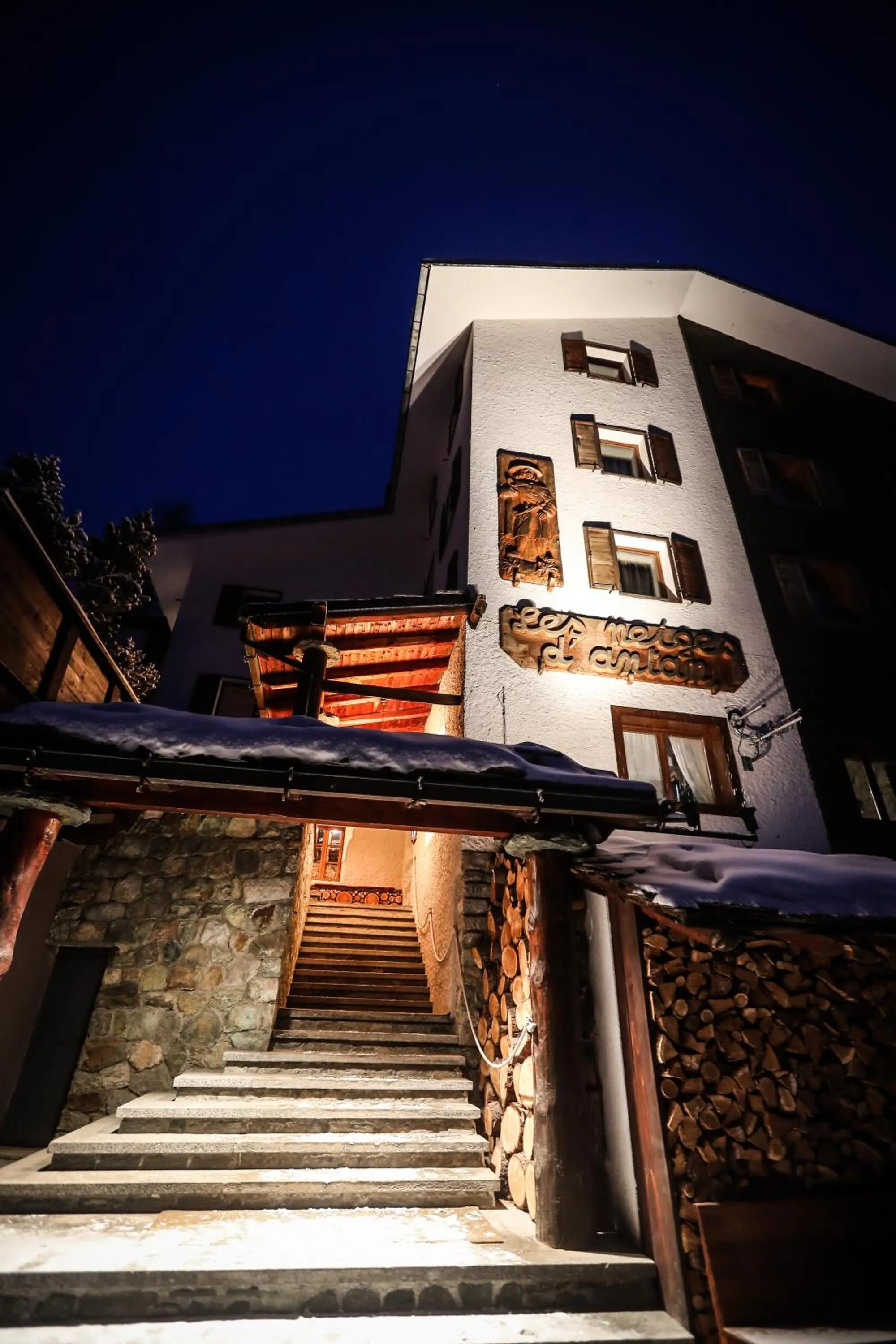 Facade/entrance in Les Neiges D'Antan