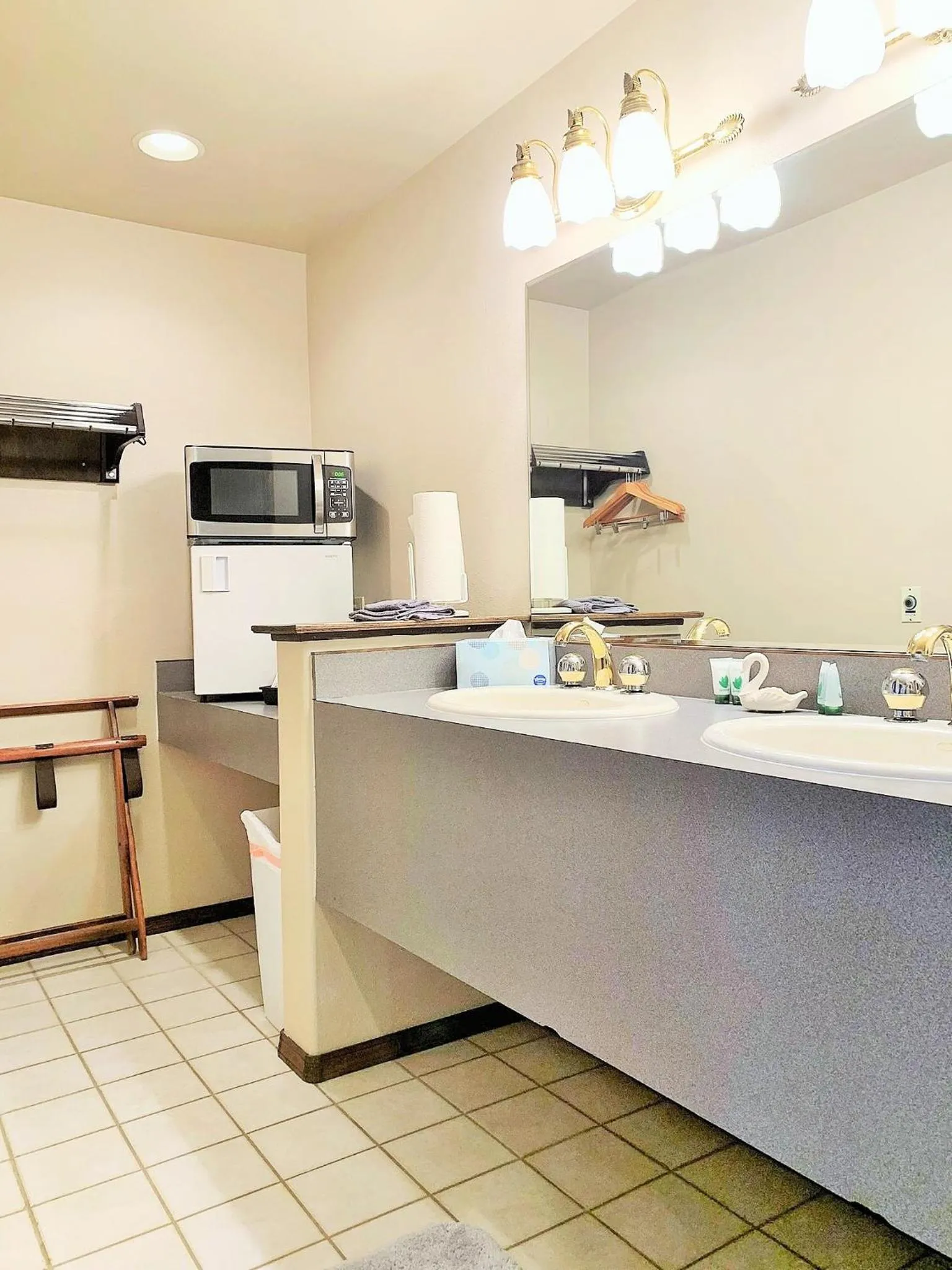 minibar in Breakers Boutique Inn