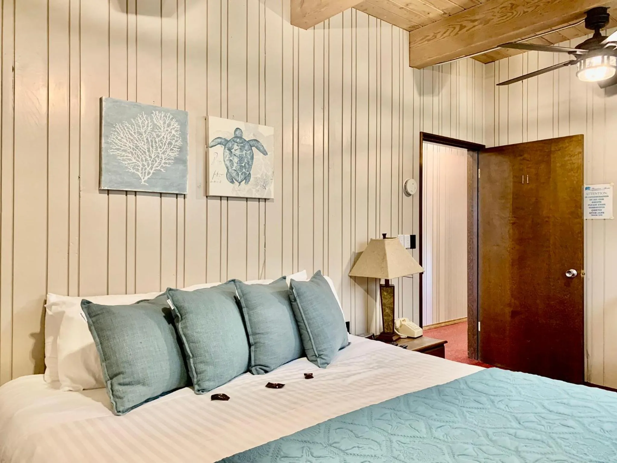 Bed in Breakers Boutique Inn