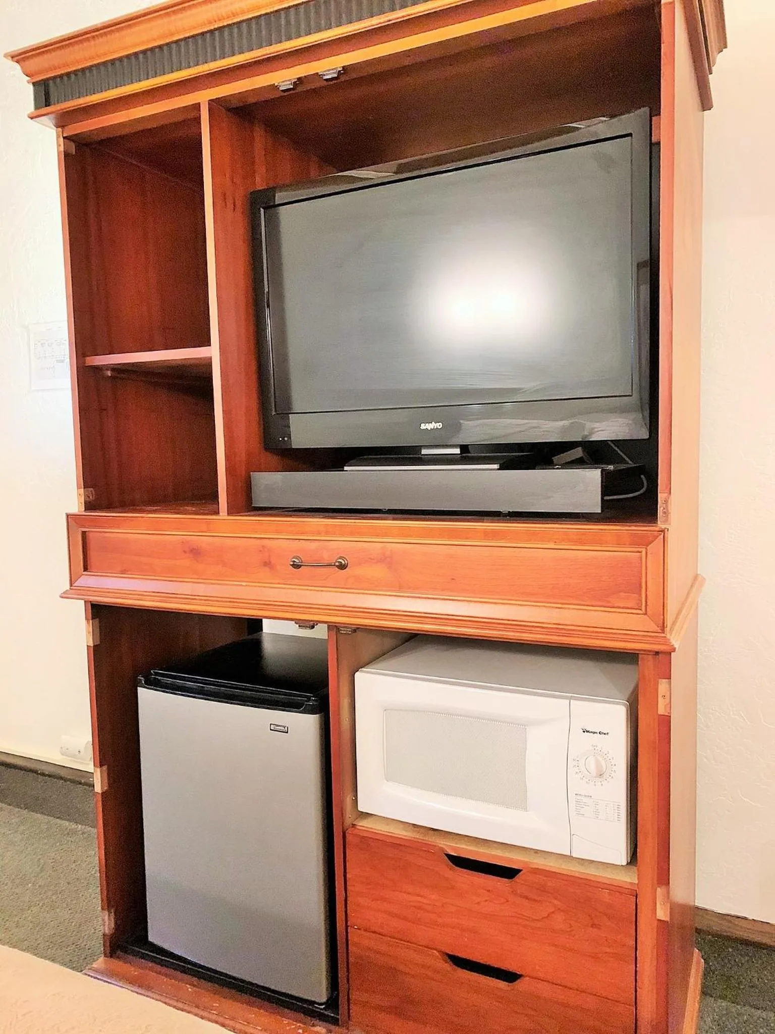 TV and multimedia in Breakers Boutique Inn