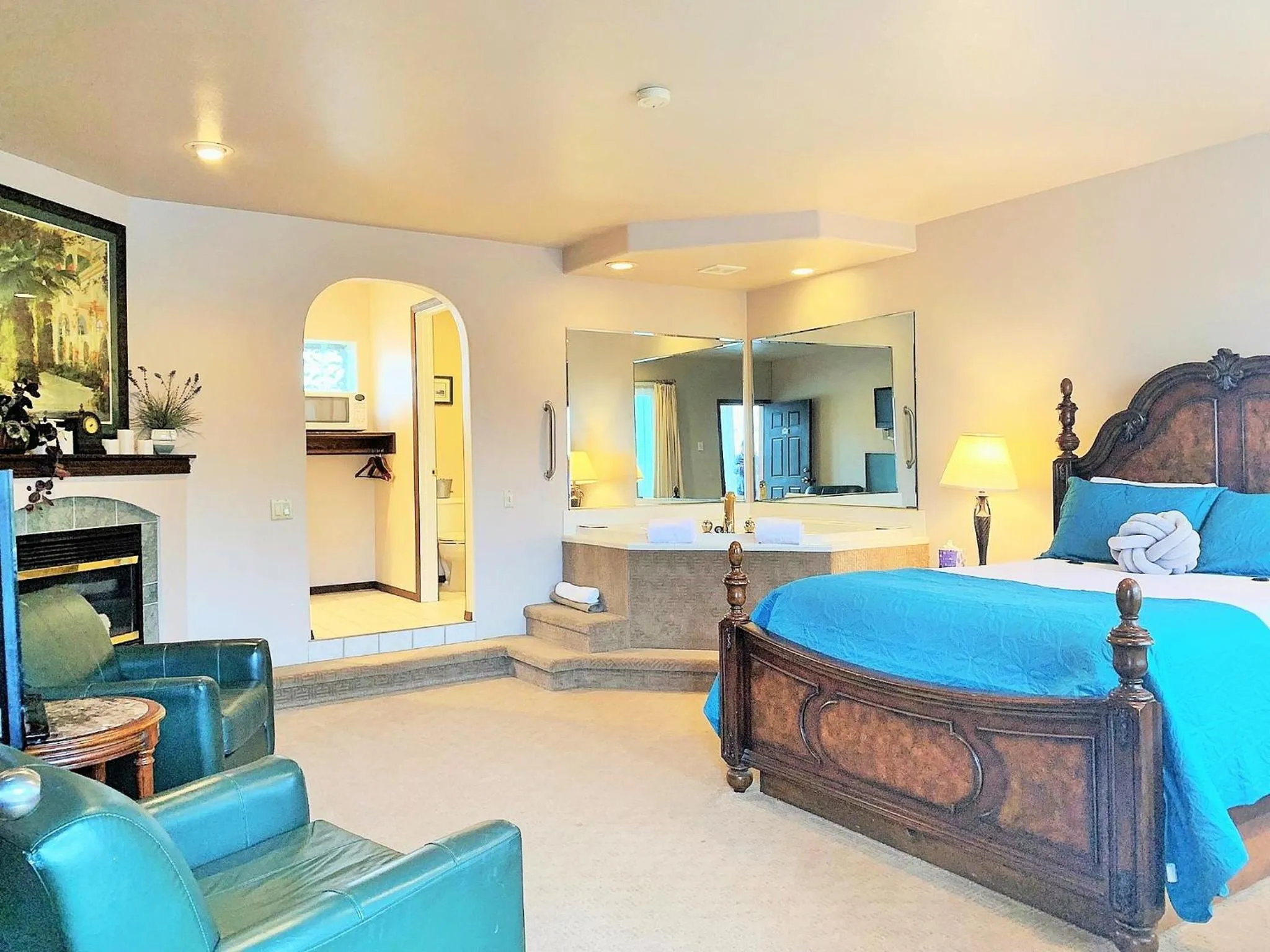 Bed in Breakers Boutique Inn