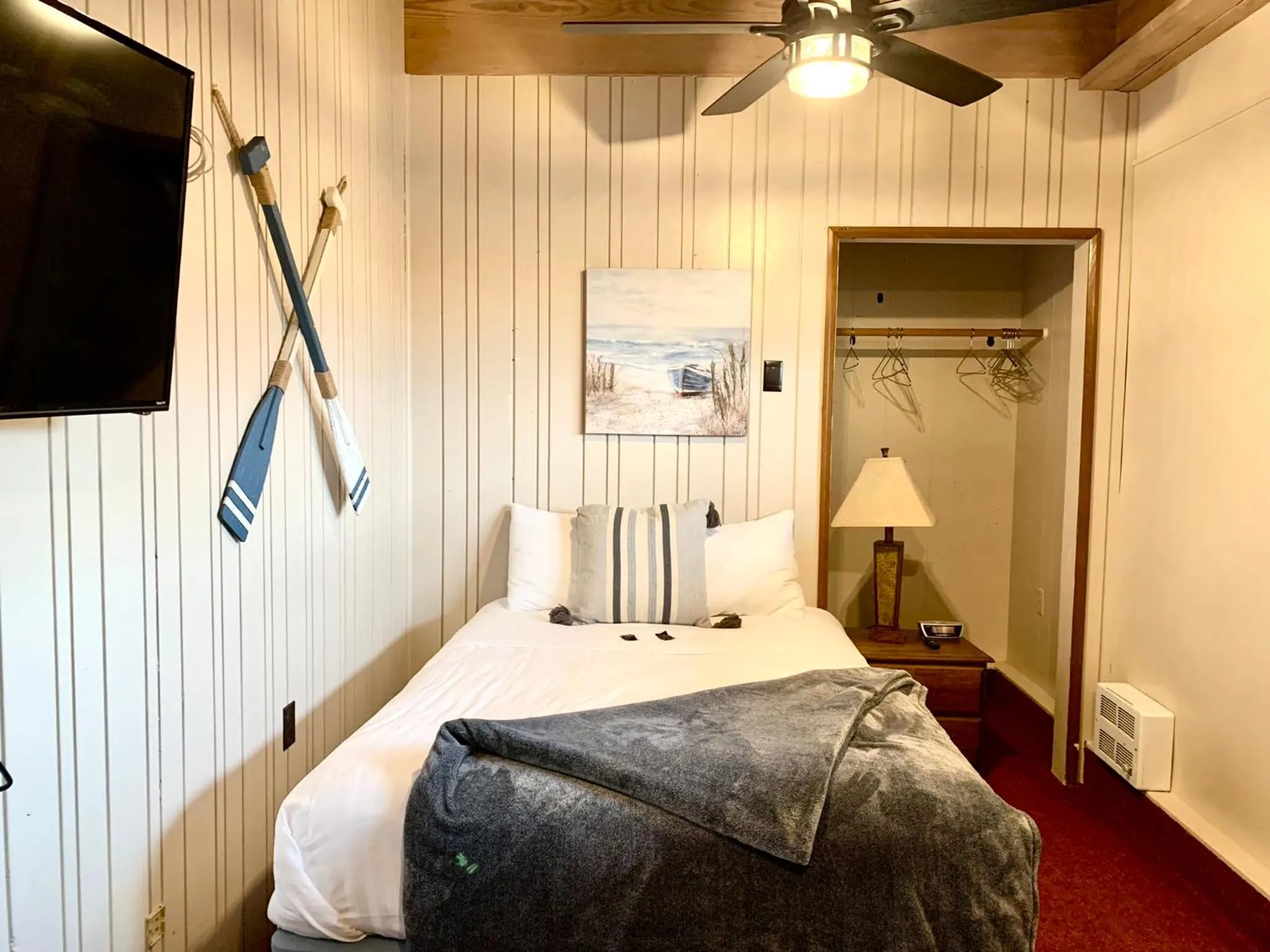 Bed in Breakers Boutique Inn