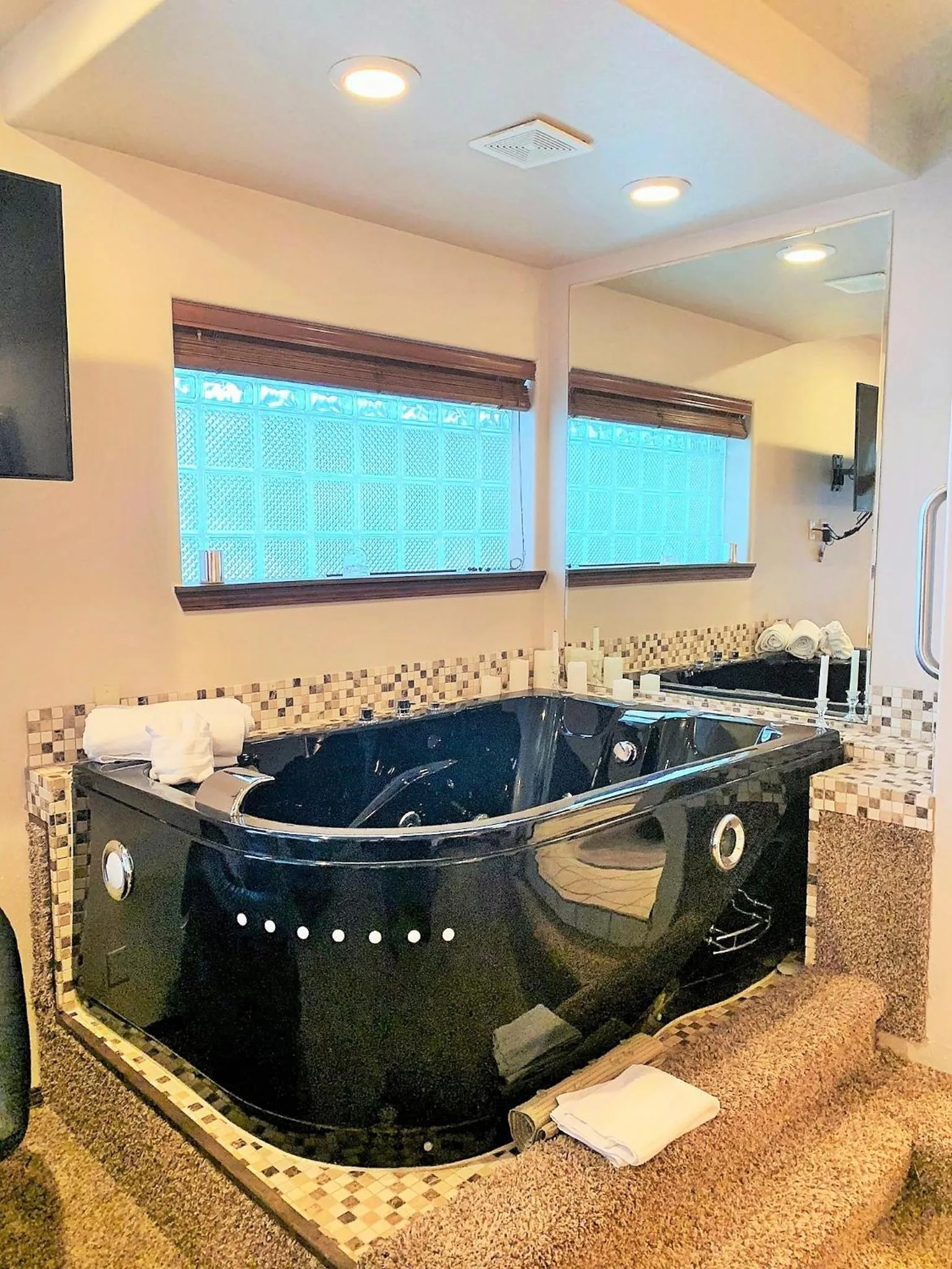 Hot Tub in Breakers Boutique Inn