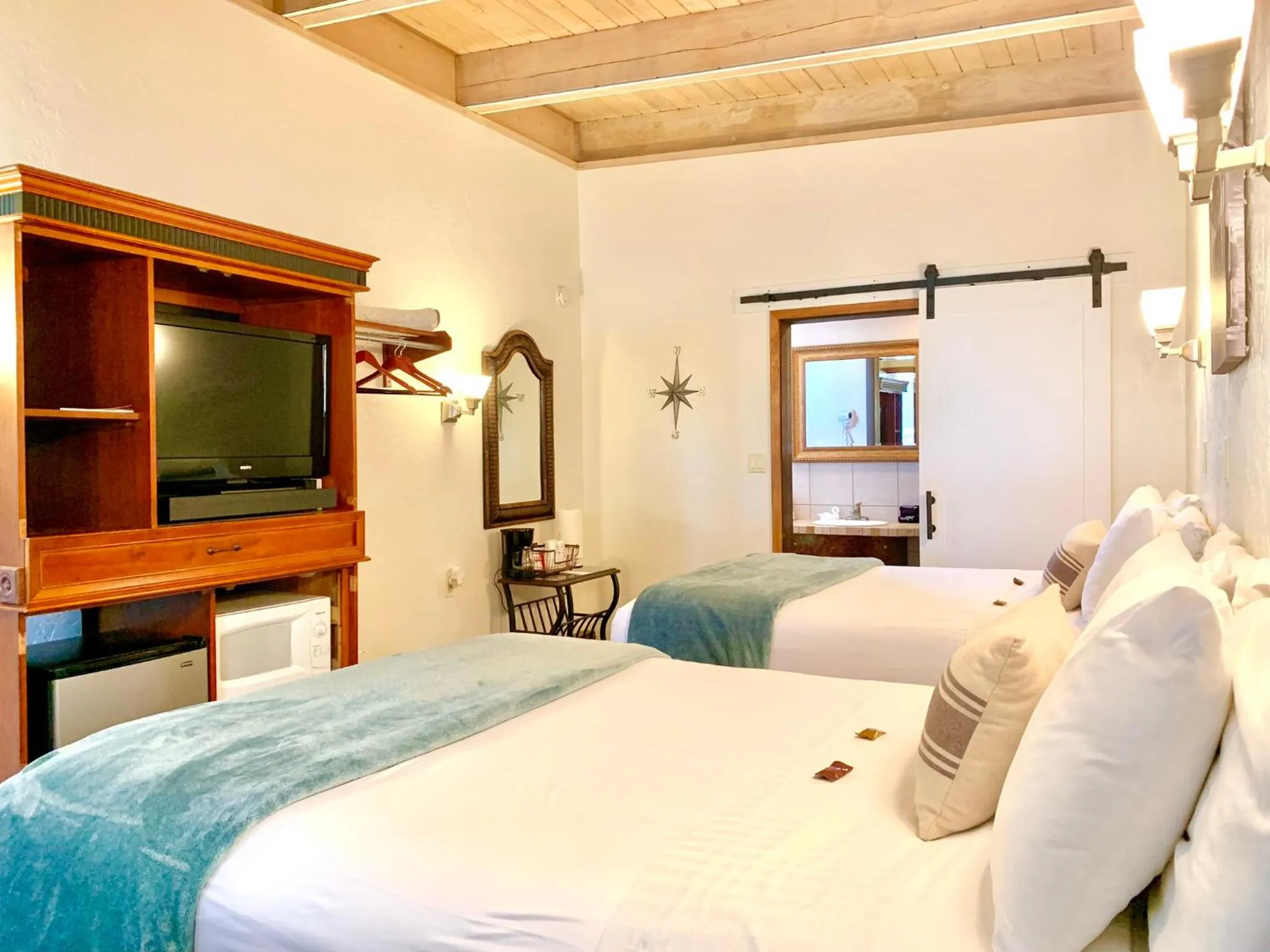 TV and multimedia in Breakers Boutique Inn