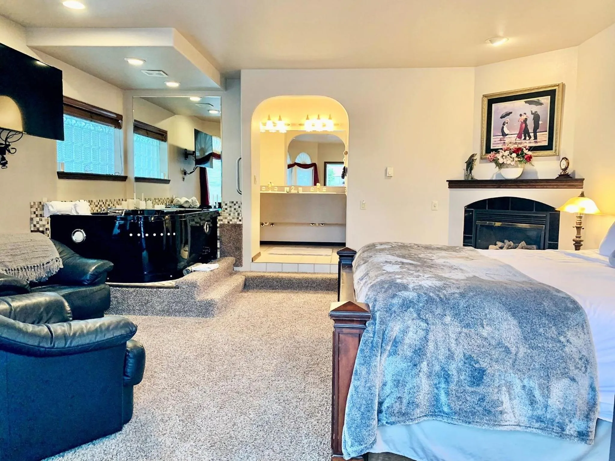 Bed in Breakers Boutique Inn