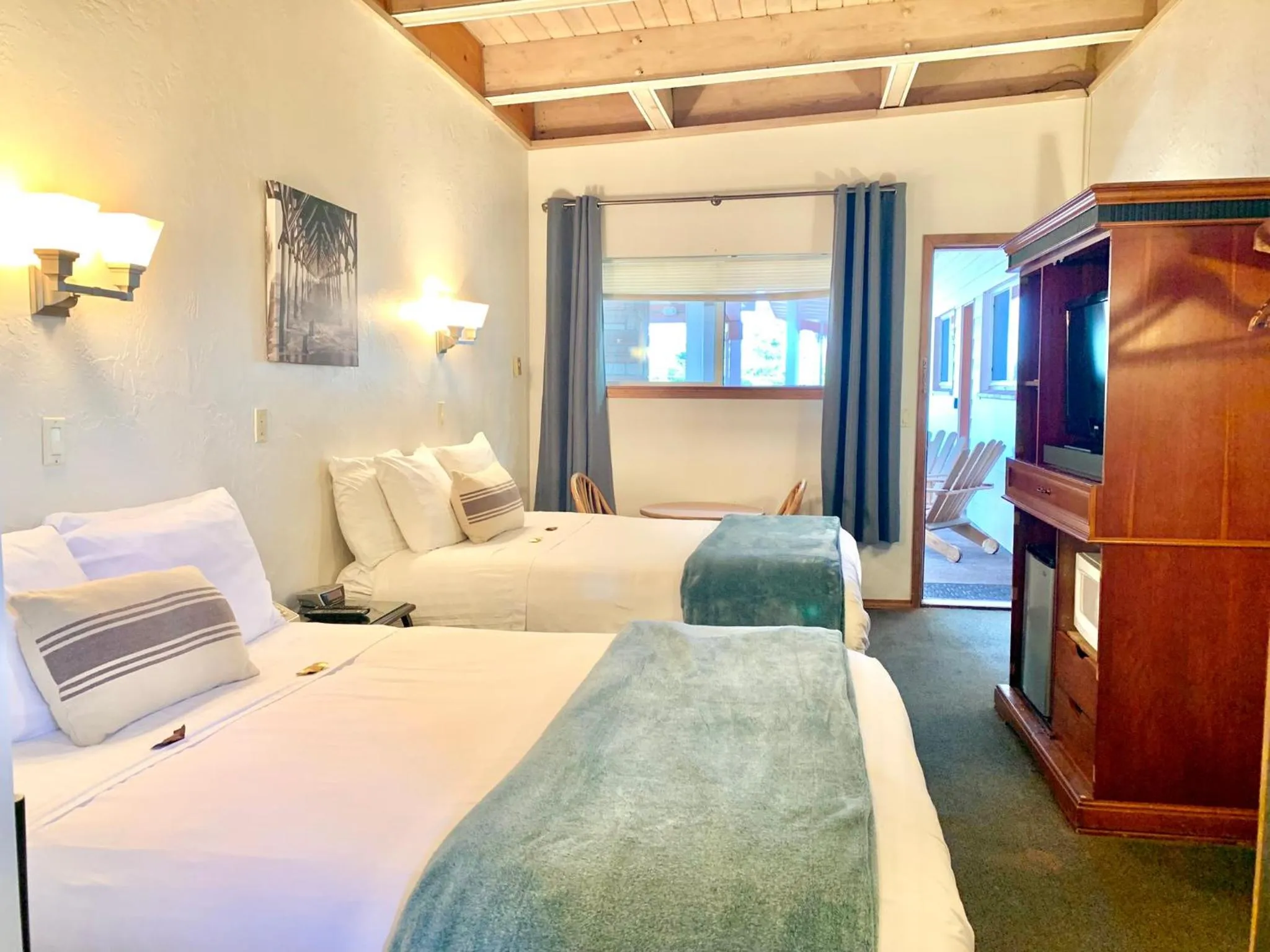 TV and multimedia in Breakers Boutique Inn