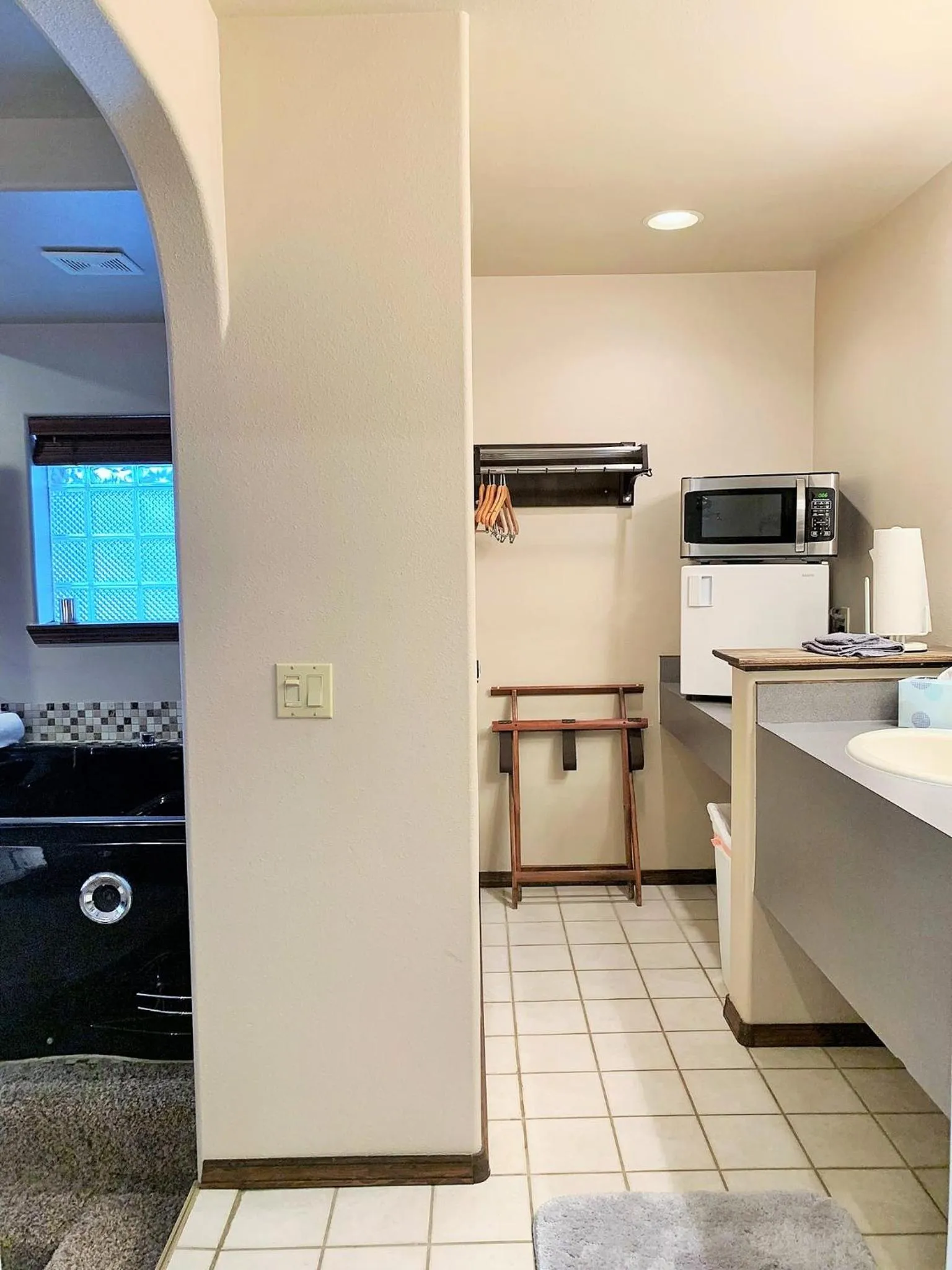 minibar in Breakers Boutique Inn