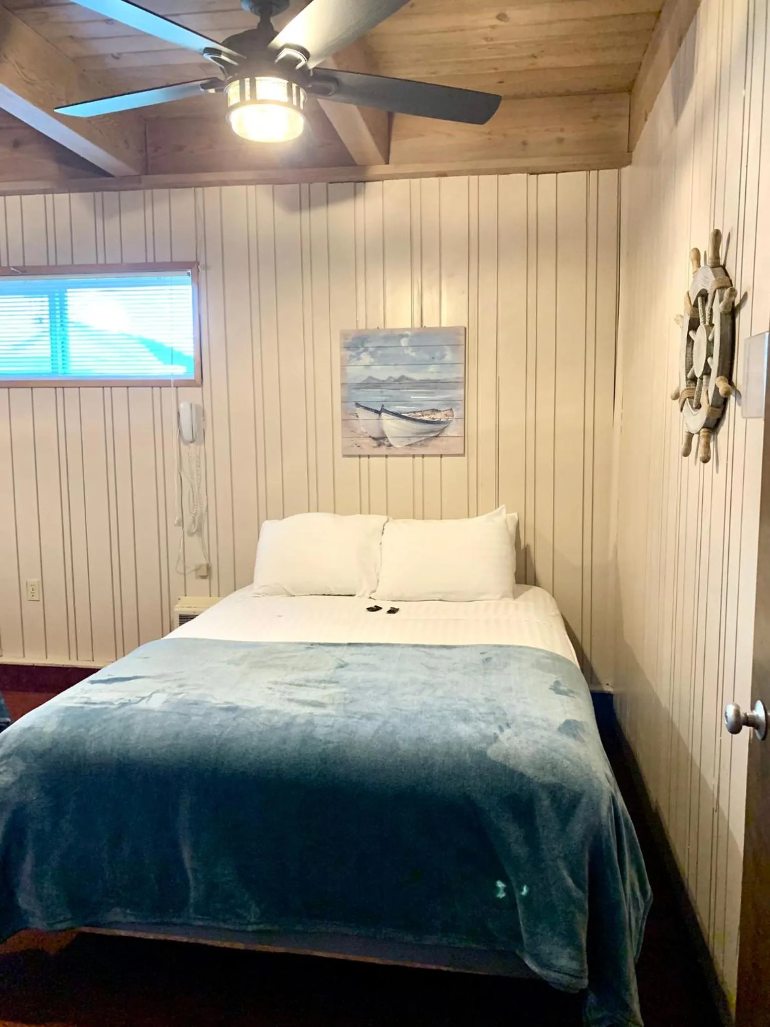 Bed in Breakers Boutique Inn