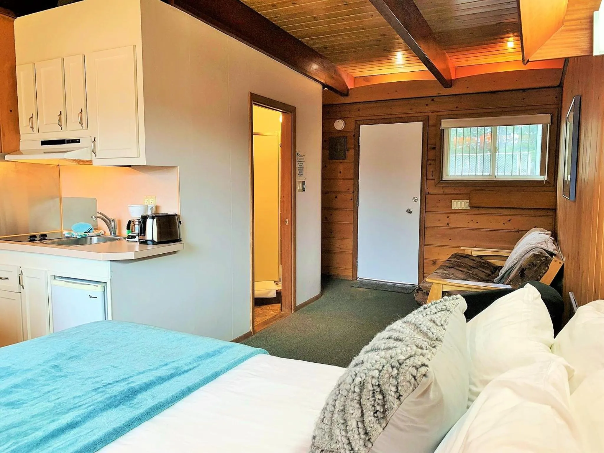 Bed in Breakers Boutique Inn