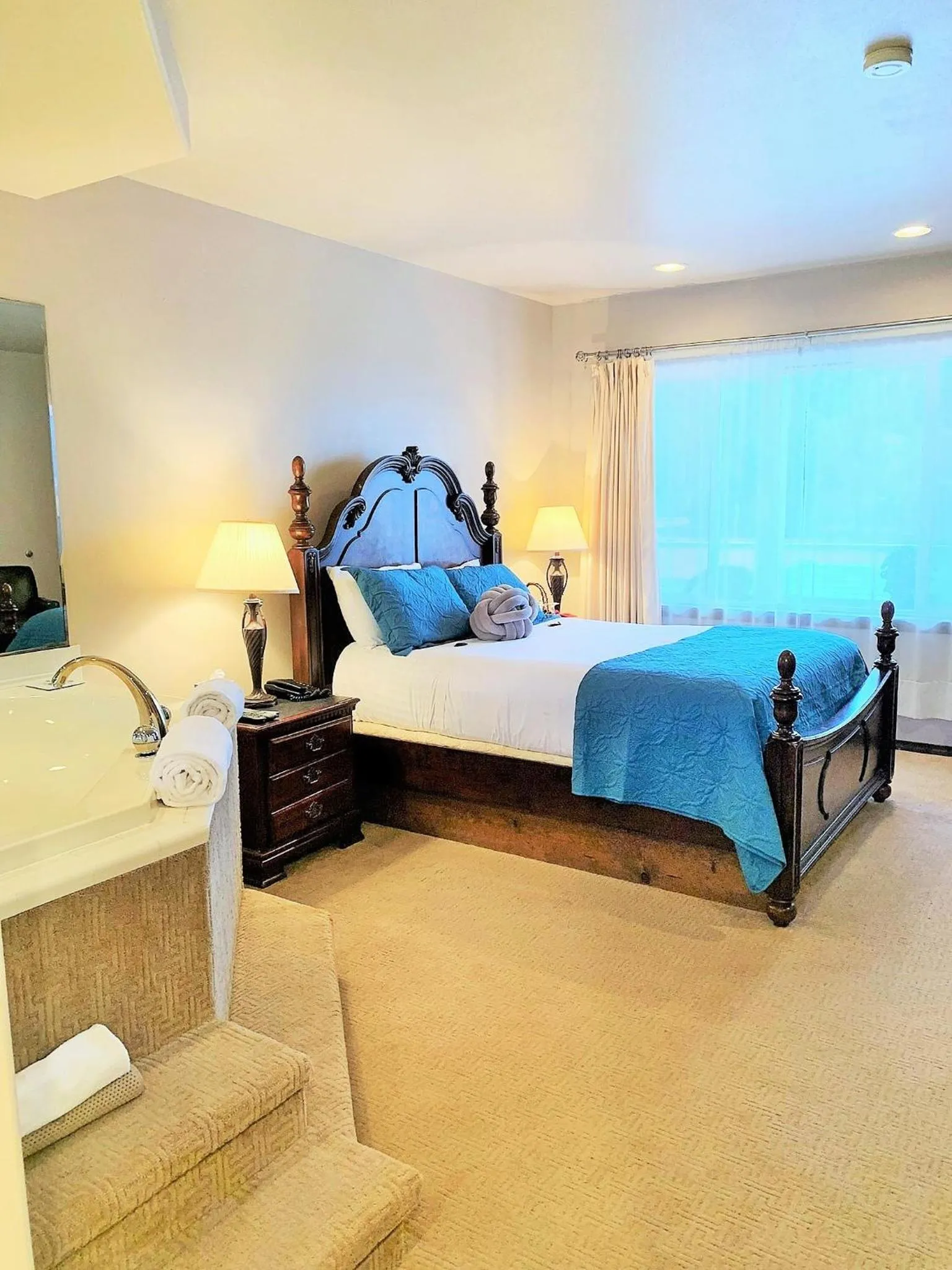 Bed in Breakers Boutique Inn