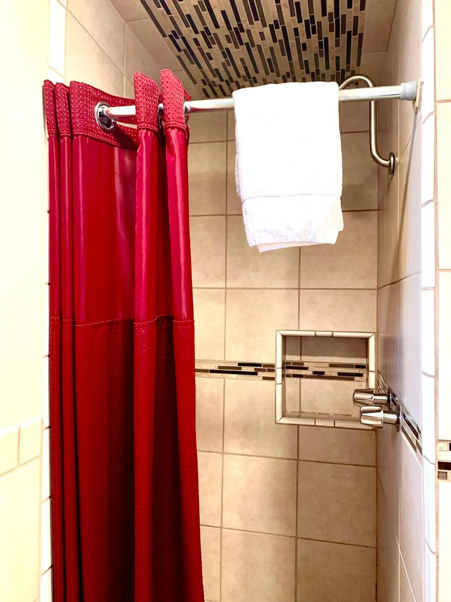 Breakers Boutique Inn