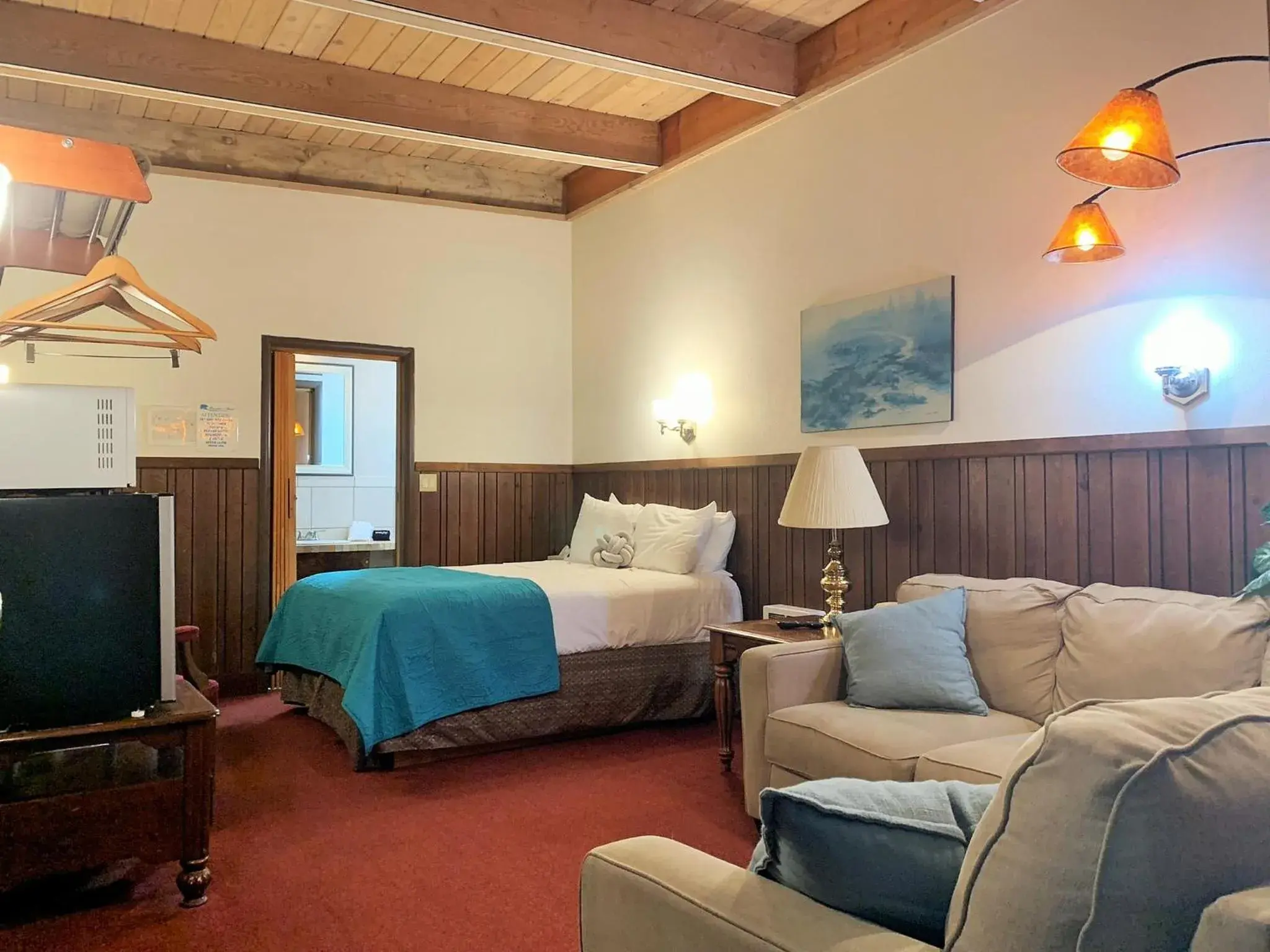 Queen Room (203) in Breakers Boutique Inn Queen Room (203) in Breakers Boutique Inn